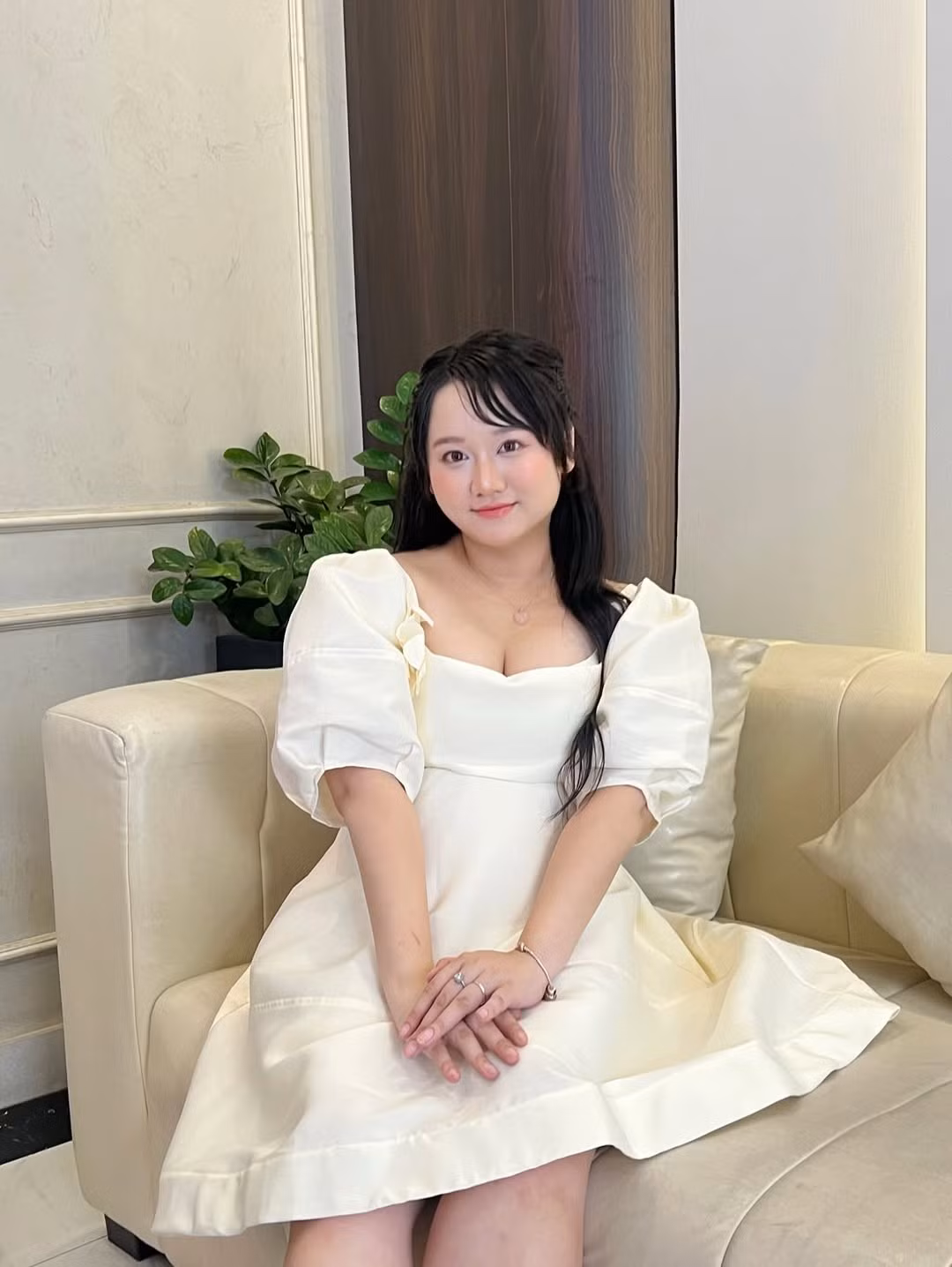 Chiếc váy trắng với phần cổ vuông nhẹ nhàng không chỉ tôn lên làn da trắng sáng của Trúc Anh mà còn làm nổi bật vẻ đẹp phúc hậu, đáng yêu của cô.