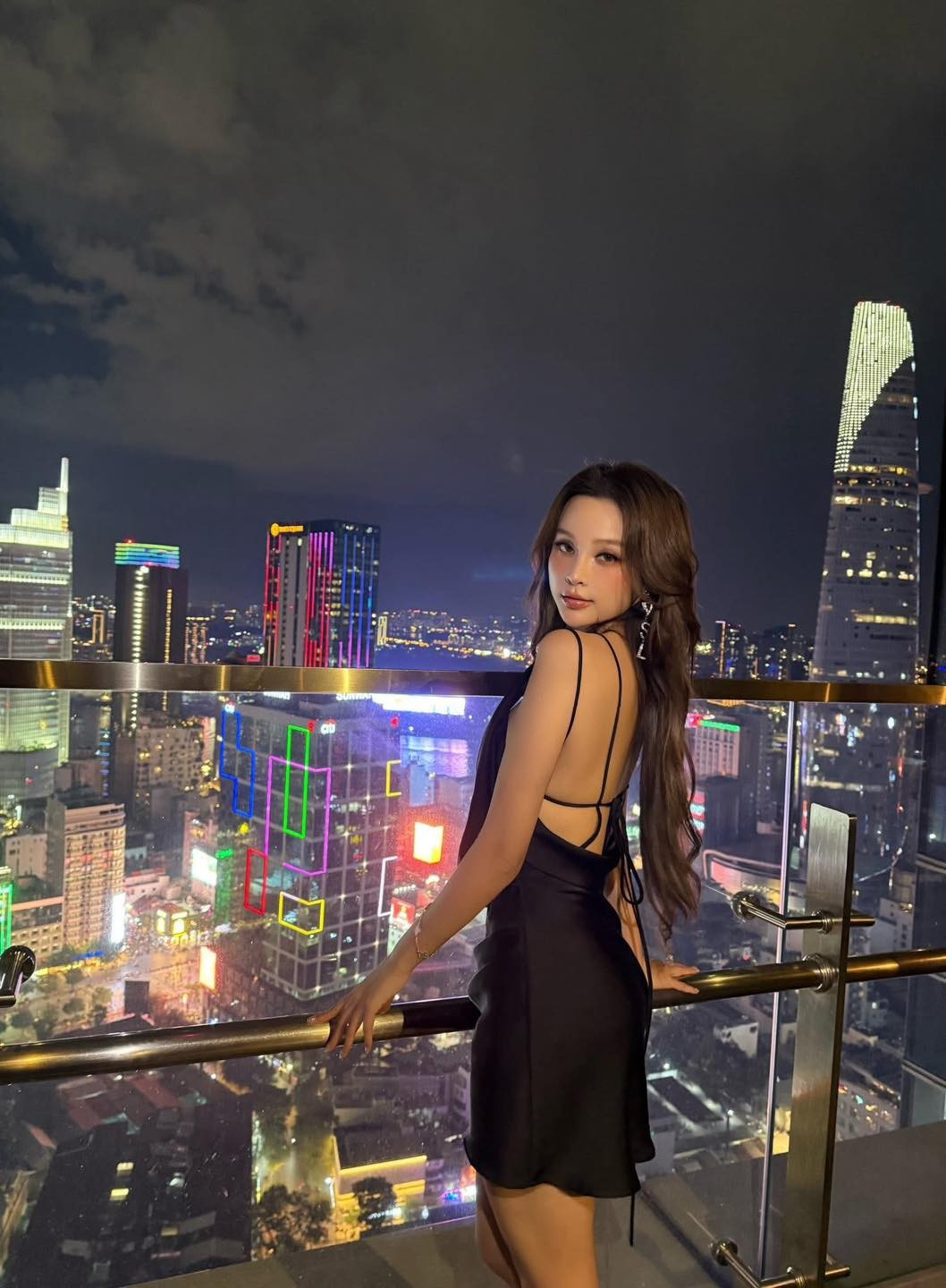 Cô không chỉ chứng minh danh xưng "mỹ nhân không tuổi" mà còn là hình mẫu "phụ nữ hiện đại thành công và quyến rũ" được nhiều người ngưỡng mộ. (Ảnh: FBNV)