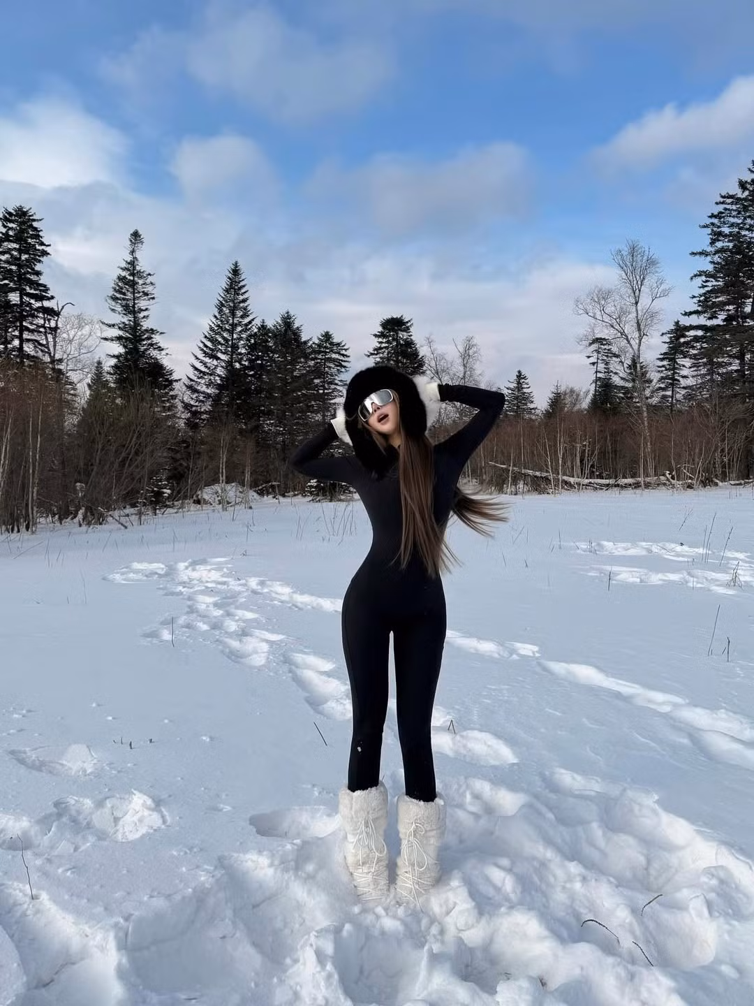 Không chọn những bộ đồ trượt tuyết cồng kềnh như thường thấy, cô nàng "chơi lớn" khi diện outfit khoe trọn lợi thế hình thể, tạo nên một sự tương phản đầy quyến rũ giữa không gian băng giá. (Ảnh: IGNV)