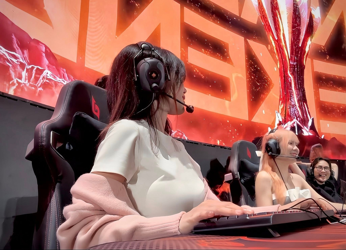 Mới đây, cô nàng lại tiếp tục "gây bão" mạng xã hội khi tham gia một giải đấu Liên Minh Huyền Thoại (LMHT) trong vai trò một game thủ. (Ảnh: FBNV)