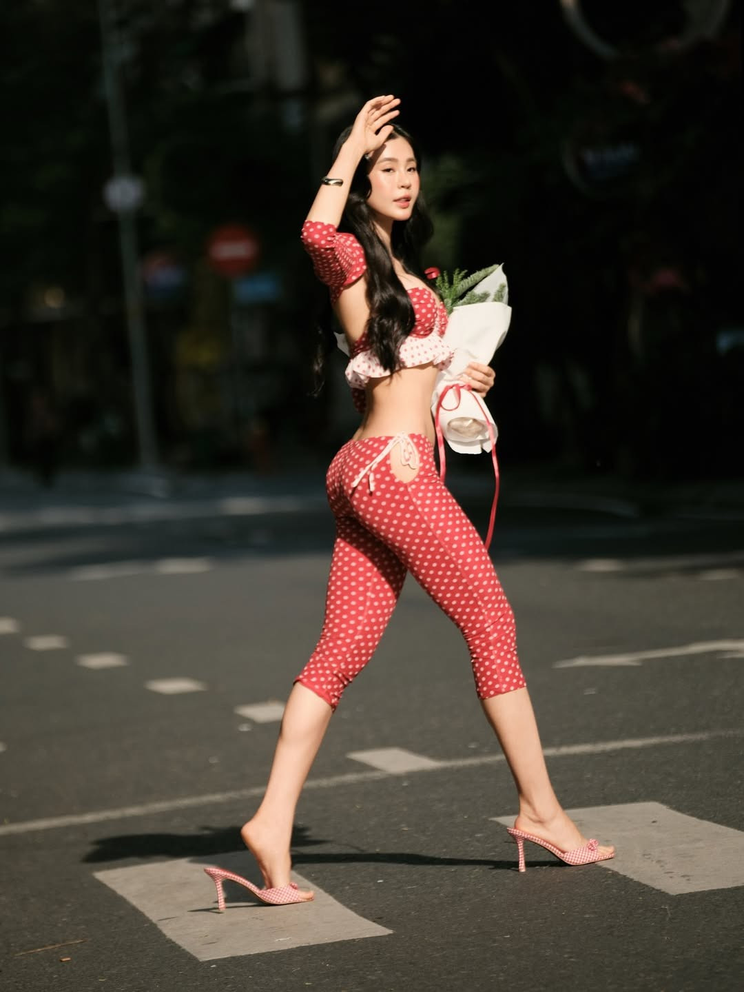 Sự đối lập giữa sắc xanh của thông và sắc đỏ rực của trang phục tạo nên một không khí Noel rất riêng: vừa hiện đại, vừa năng động lại cực kỳ lôi cuốn. (Ảnh: IGNV)