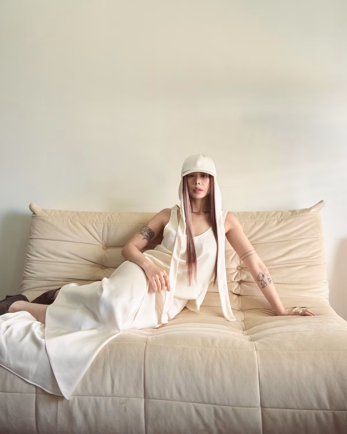 Nhan sắc của Mai Âm Nhạc được nhận xét là ngày càng sắc sảo, quyến rũ với lối trang điểm đậm, tông nude hoặc cam nóng bỏng cùng mái tóc đen hoặc nhuộm sáng cá tính. (Ảnh: IGNV)