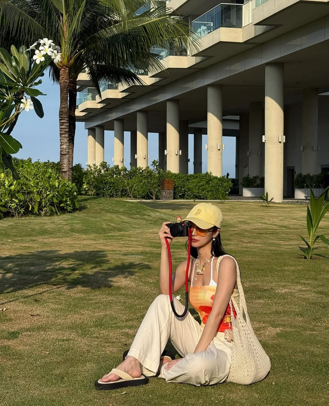 Dù chỉ là những khoảnh khắc đời thường, nhưng thần thái của Jun Vũ vẫn thu hút mọi ánh nhìn. Từ góc nghiêng khoe sống mũi cao thanh thoát đến nụ cười rạng rỡ, tất cả đều toát lên vẻ đẹp ngọt ngào, tươi trẻ. (Ảnh: IGNV)