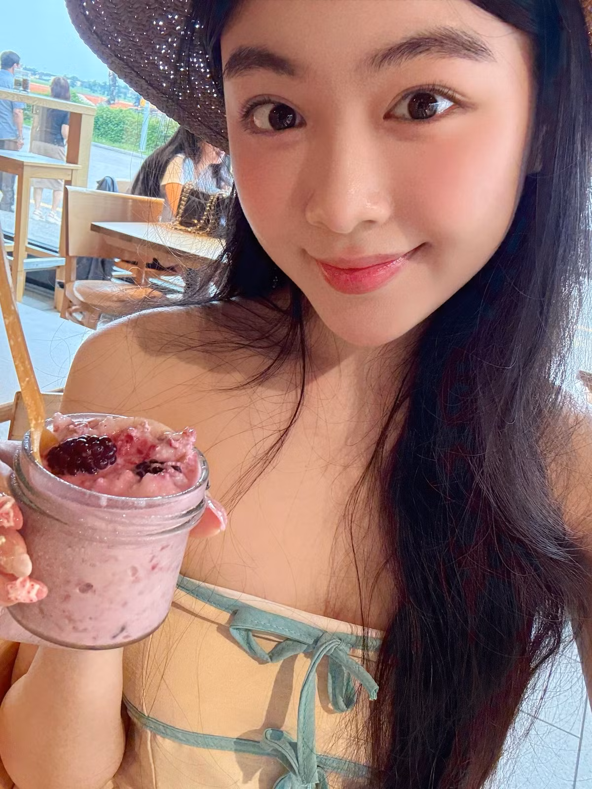 Dù chưa chính thức bước chân vào showbiz, Lọ Lem đã nhận được rất nhiều sự quan tâm từ công chúng nhờ ngoại hình nổi bật và phong cách sống giản dị, kín đáo.