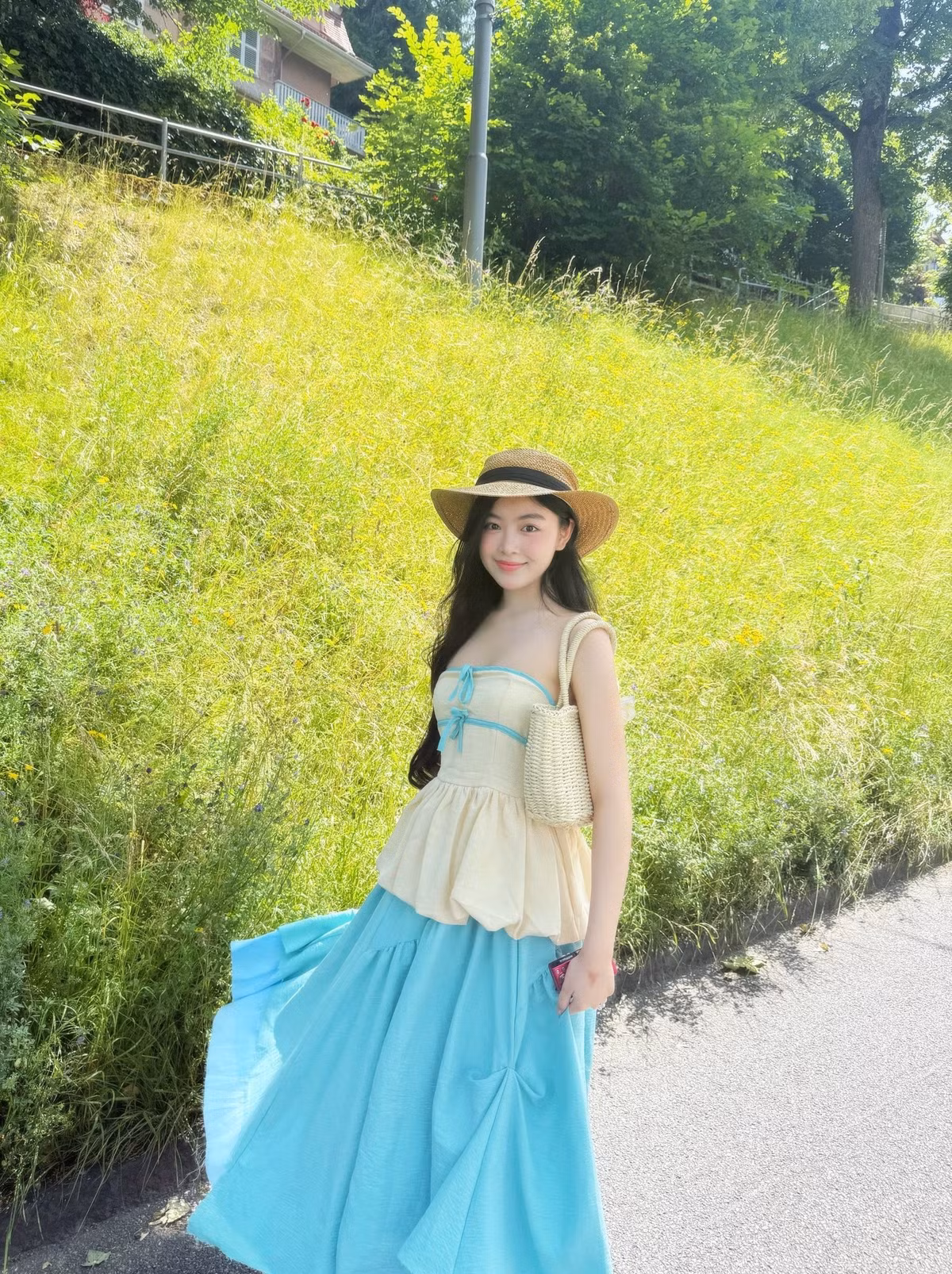 Loạt ảnh mới nhất của Lọ Lem (tên thật là Mai Thảo Linh), con gái lớn của MC Quyền Linh, trong chuyến du lịch tại Thụy Sĩ đang thu hút sự chú ý của cộng đồng mạng.