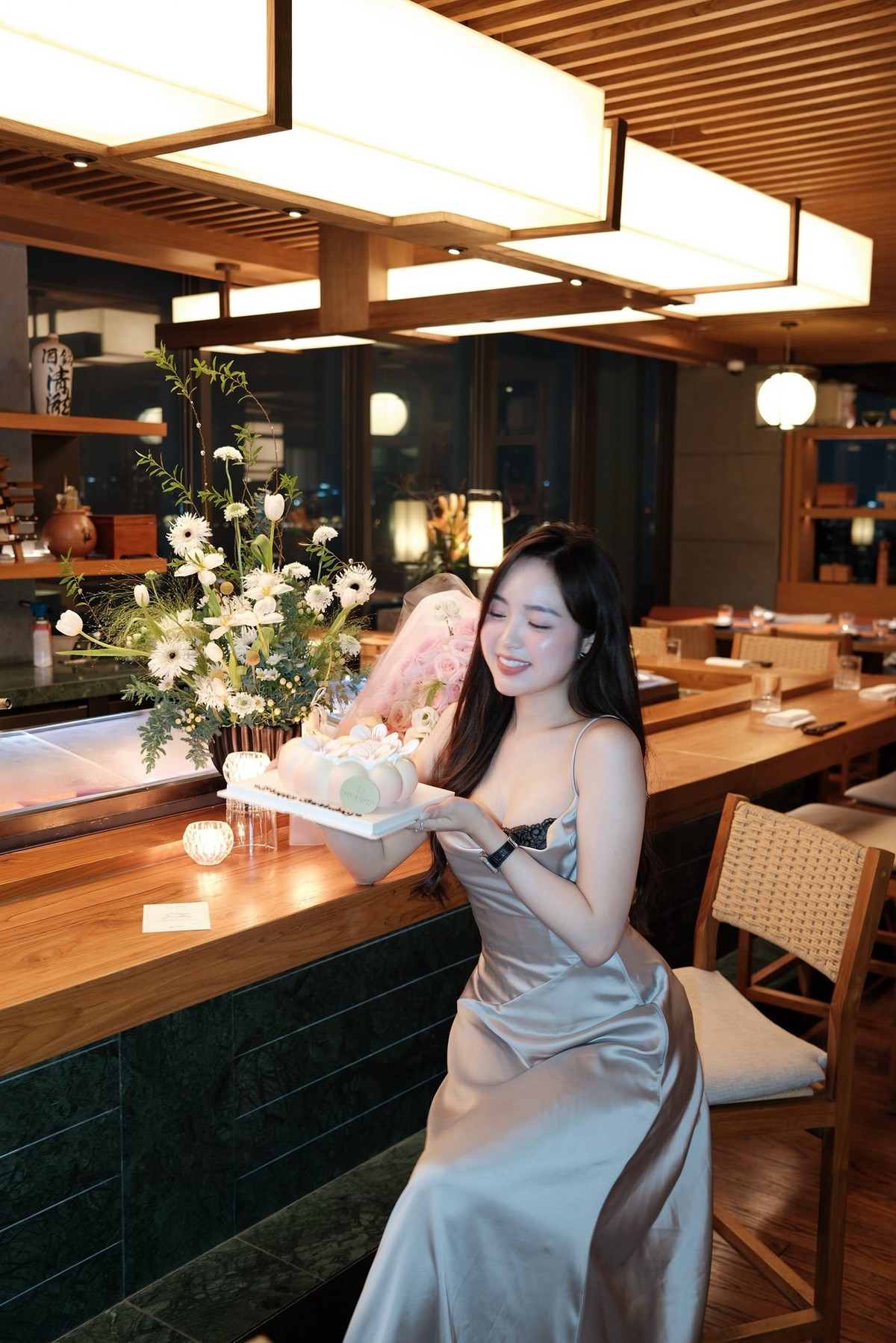 Trong loạt ảnh, Lê Phương Anh gây ấn tượng mạnh với nhan sắc rạng rỡ, làn da trắng mịn màng và phong cách trang điểm nhẹ nhàng, tôn lên vẻ đẹp tự nhiên. (Ảnh: FBNV)