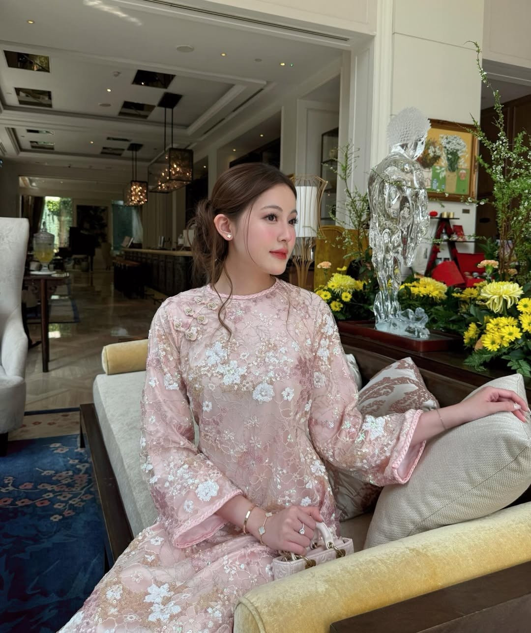 Tăng Mỹ Hàn (sinh năm 2003) từ lâu đã là cái tên đình đám trong giới trẻ. Không chỉ được biết đến với danh xưng "bạn gái tin đồn" của rapper HIEUTHUHAI, Mỹ Hàn còn tự khẳng định sức hút riêng nhờ gu thời trang ấn tượng. (Ảnh: IGNV)