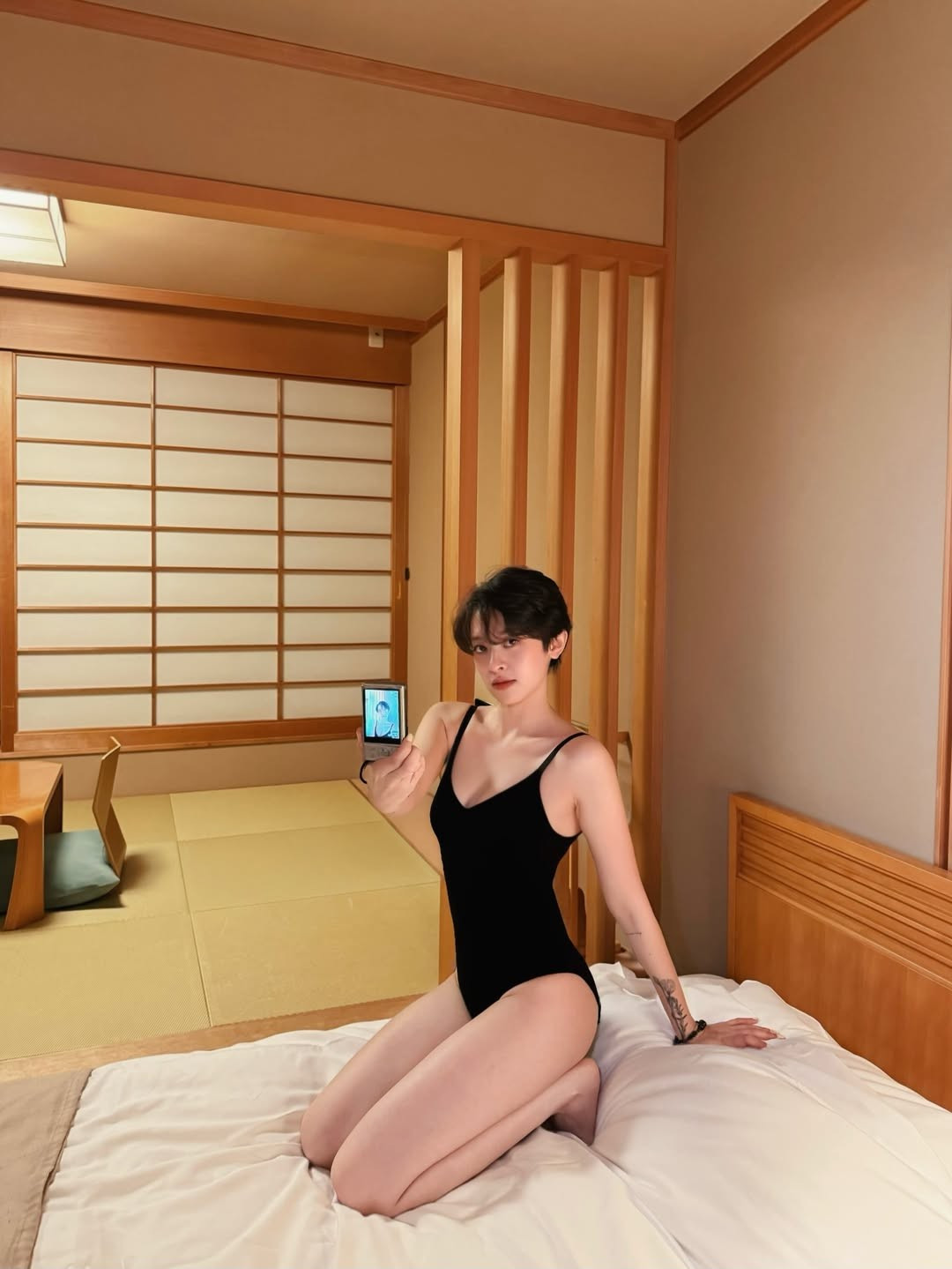 Trong bộ ảnh mới nhất được chụp tại một không gian nghỉ dưỡng mang đậm nét kiến trúc Nhật Bản truyền thống, Hà My đã mạnh dạn khoác lên mình bộ đồ bơi liền mảnh màu đen đơn giản. (Ảnh: IGNV)