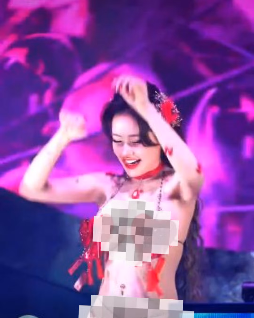 Sở hữu phong cách ăn mặc táo bạo, không ngại hở, mỗi lần xuất hiện trên mạng xã hội, DJ Ngân 98 lại trở thành tâm điểm bàn tán của netizen. Mới đây, nữ DJ chia sẻ đoạn clip đi biểu diễn trong một quán bar gây chú ý.