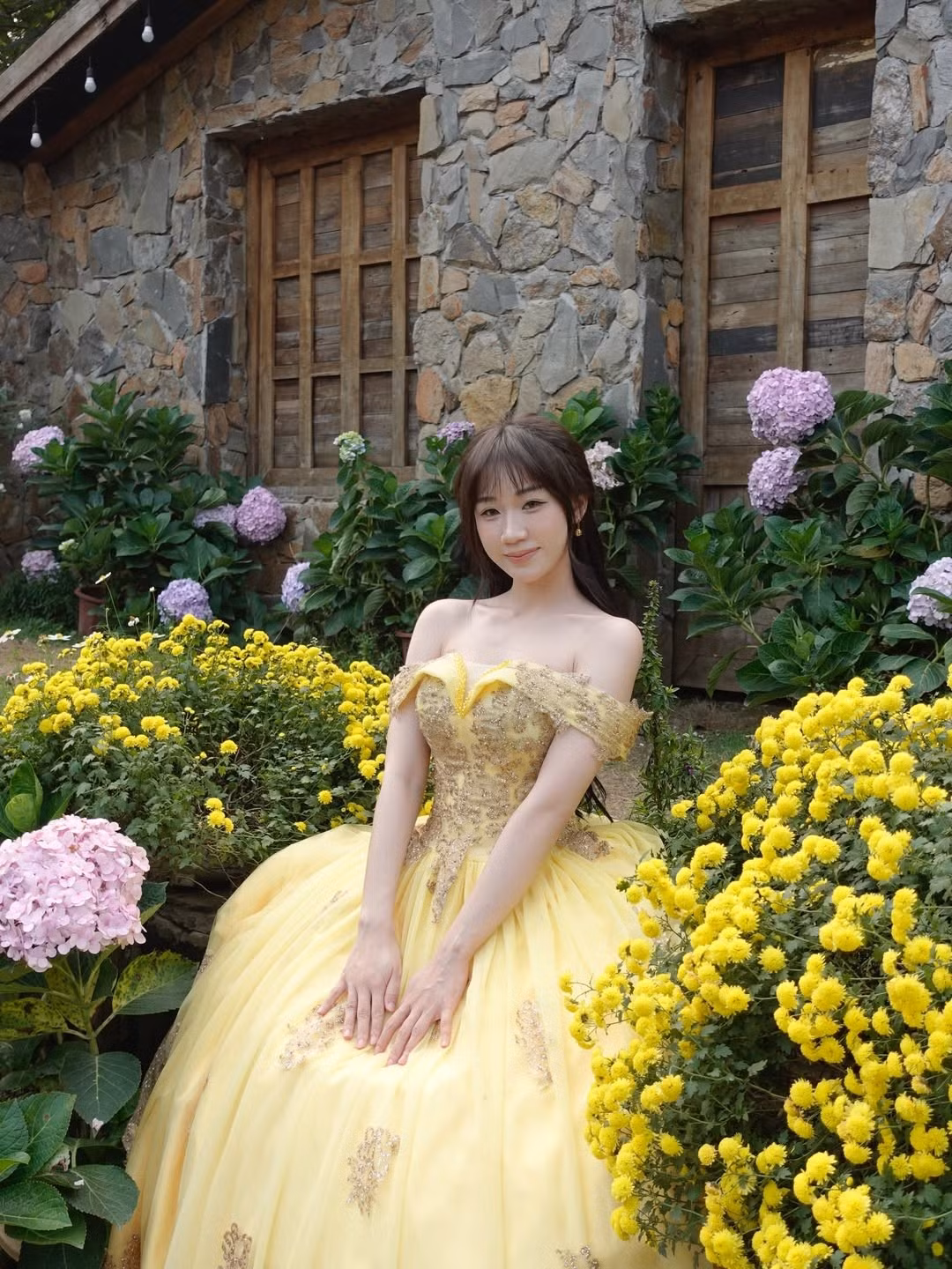 Dù là góc nghiêng thần thánh hay nụ cười rạng rỡ nhìn thẳng ống kính, cô nàng đều khẳng định được sức hút "không phải dạng vừa" của mình. (Ảnh: IGNV)