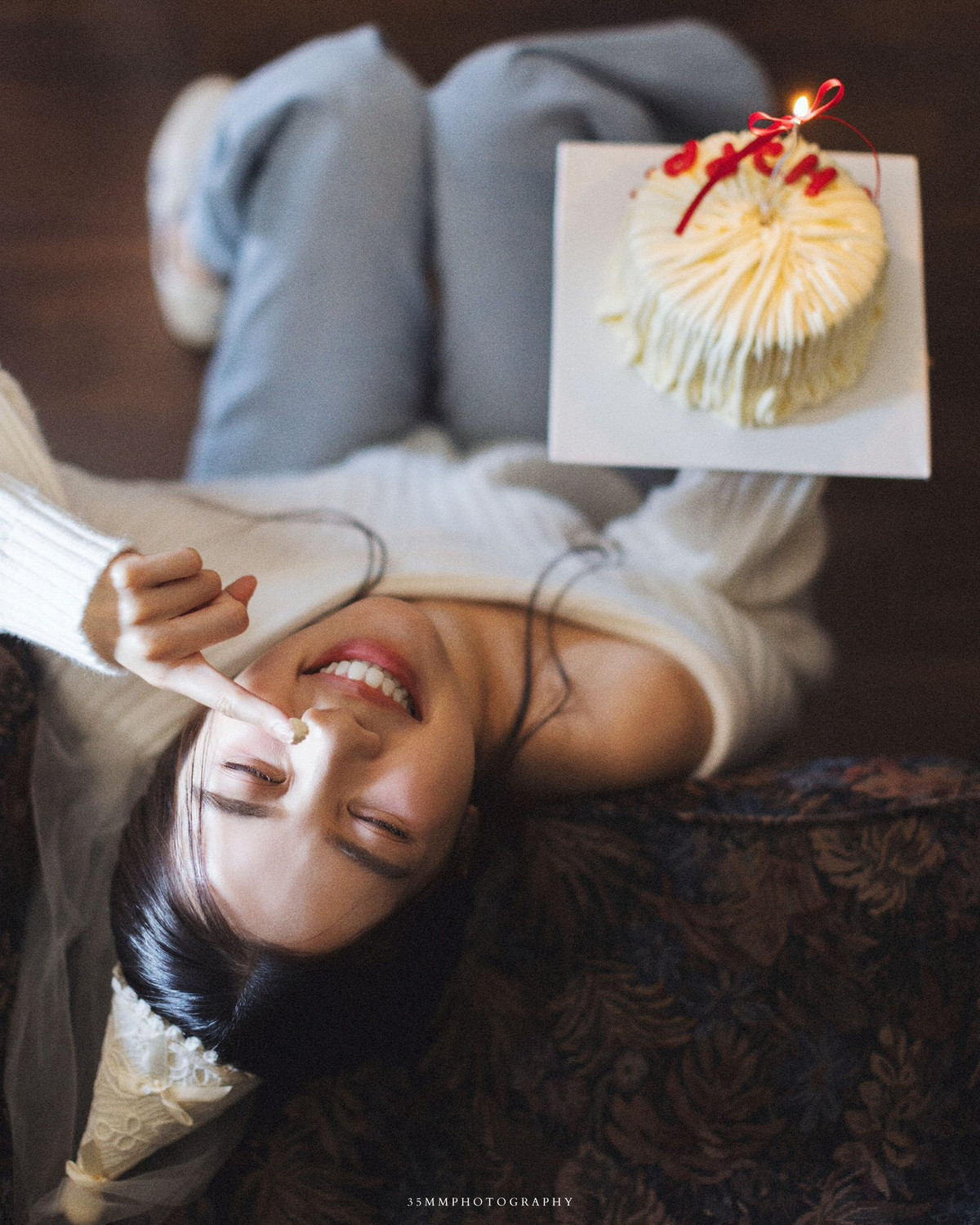 Dưới ống kính mang màu sắc điện ảnh, mọi khoảnh khắc từ nụ cười tỏa nắng đến những biểu cảm tinh nghịch khi chạm tay vào kem bánh của Hà Vi đều toát lên sự tự nhiên và đầy sức sống. (Ảnh: FBNV)