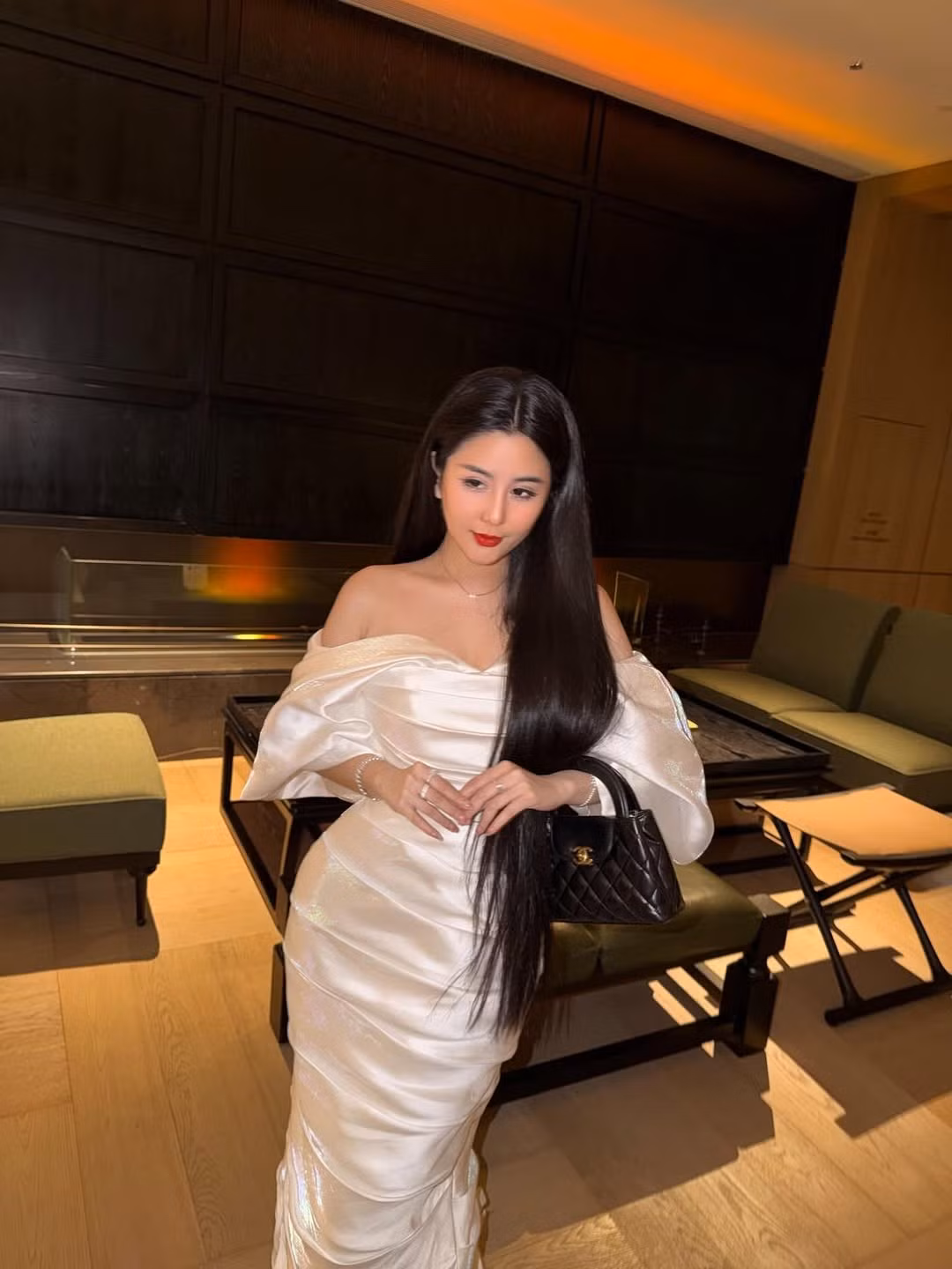 Thiết kế giúp cô khoe khéo bờ vai trần mảnh mai và làn da trắng không tì vết. Đặc biệt, mái tóc đen dài suôn mượt cùng màu son đỏ đặc trưng càng làm tôn lên vẻ đẹp đài các, đậm chất "quý cô". (Ảnh: IGNV)