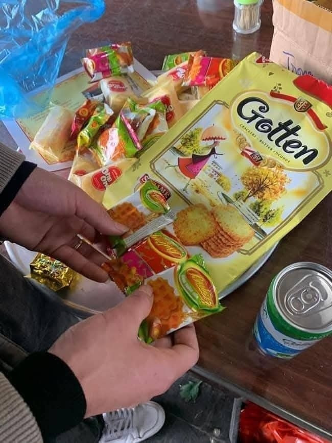 Có trường hợp, vỏ hộp in hình bánh cuộn dâu bắt mắt nhưng khi mở ra thì chỉ là vài chiếc bánh quy khô khốc. Thậm chí, nhiều giỏ quà còn sử dụng "chiêu trò" độn giấy, xốp bên dưới để tạo cảm giác đầy đặn, nhưng thực tế số lượng sản phẩm chỉ đếm trên đầu ngón tay.