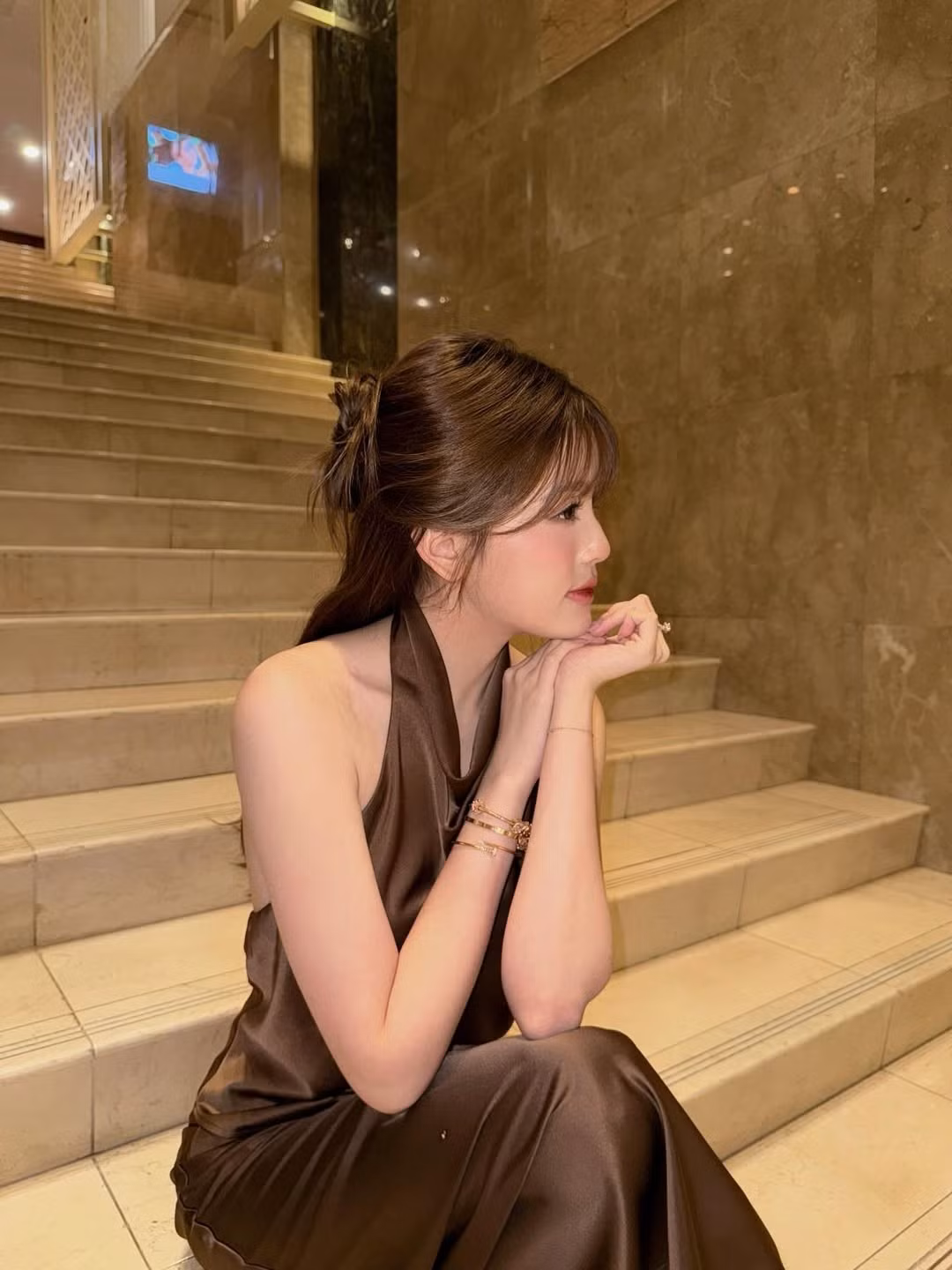 Mỗi lần lên đồ, người đẹp sinh năm 2003 đều khiến người hâm mộ xuýt xoa, nhiều người còn để lại bình luận xin địa chỉ mua quần áo, túi xách hay cách trang điểm.(Ảnh: IGNV)