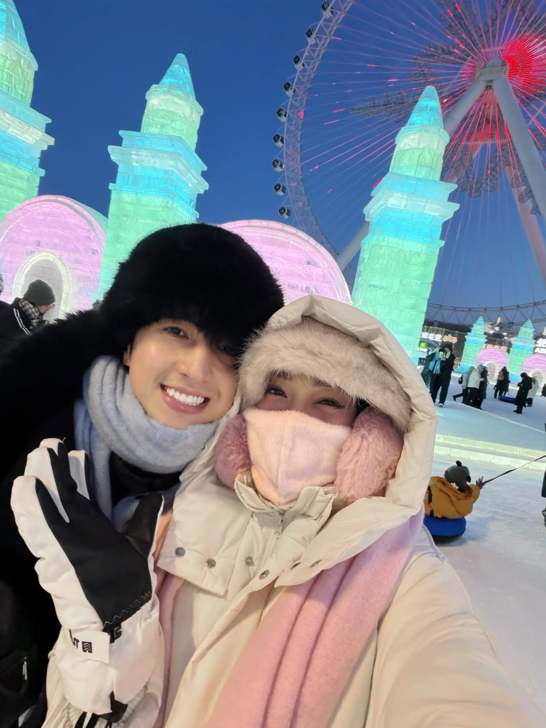 Cáp Nhĩ Tân - thủ phủ của tỉnh Hắc Long Giang - vốn nổi tiếng là một trong những điểm đến mùa đông khắc nghiệt nhất thế giới với nhiệt độ thường xuyên xuống dưới -30°C. Tuy nhiên, cái lạnh "cắt da cắt thịt" này dường như không làm giảm đi sức nóng của cặp đôi Bình An - Phương Nga. (Ảnh: IG @phuongngabui_)