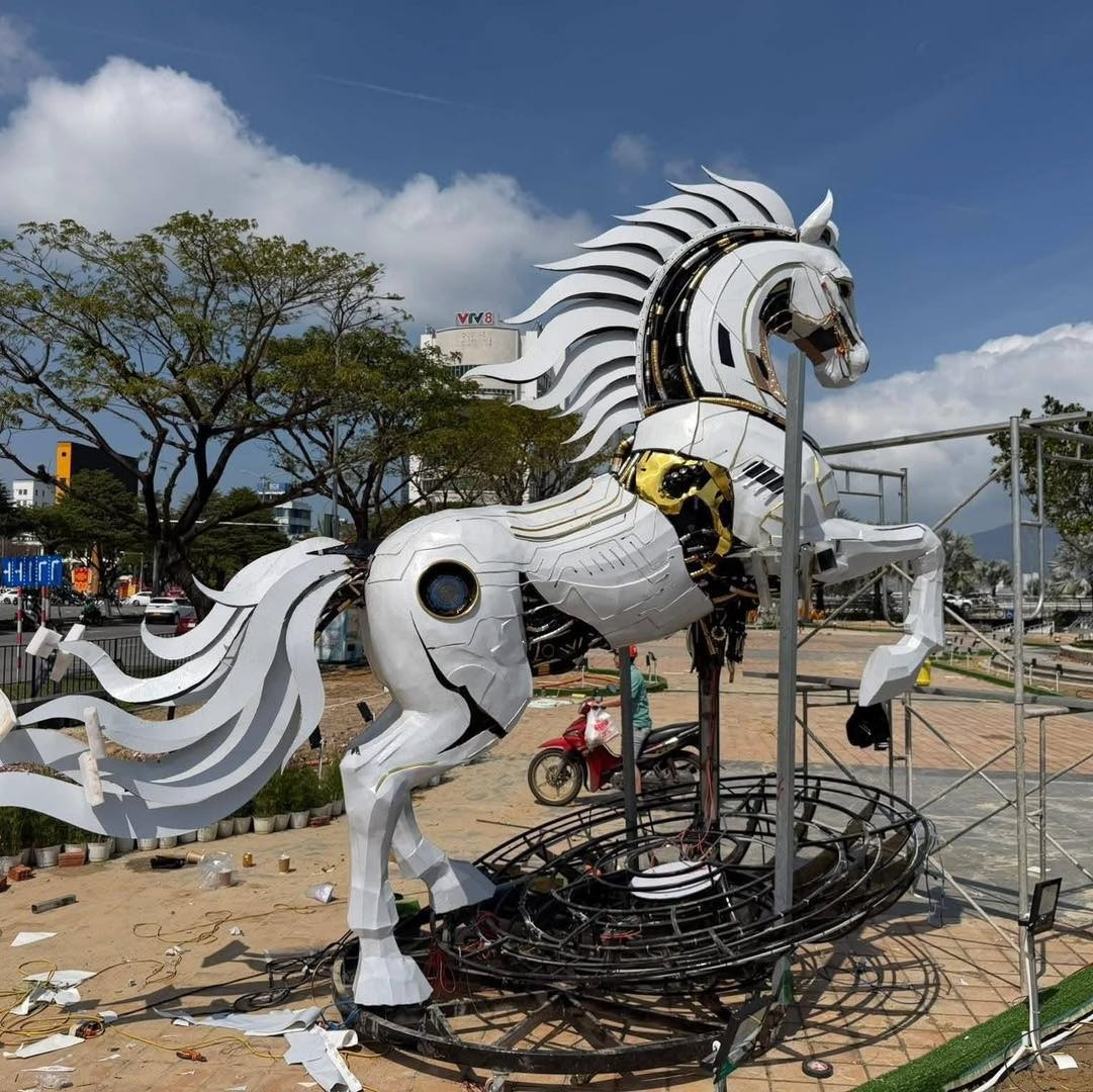 Được biết, tác phẩm có chiều cao 4,3m, chiều dài 5,1m, bề rộng phần đế 2,6m. Trên thân ngựa xuất hiện các chi tiết mô phỏng bánh răng, mạch điện và các khớp nối cơ khí, tạo hình ảnh một "chú ngựa robot" đến từ tương lai.