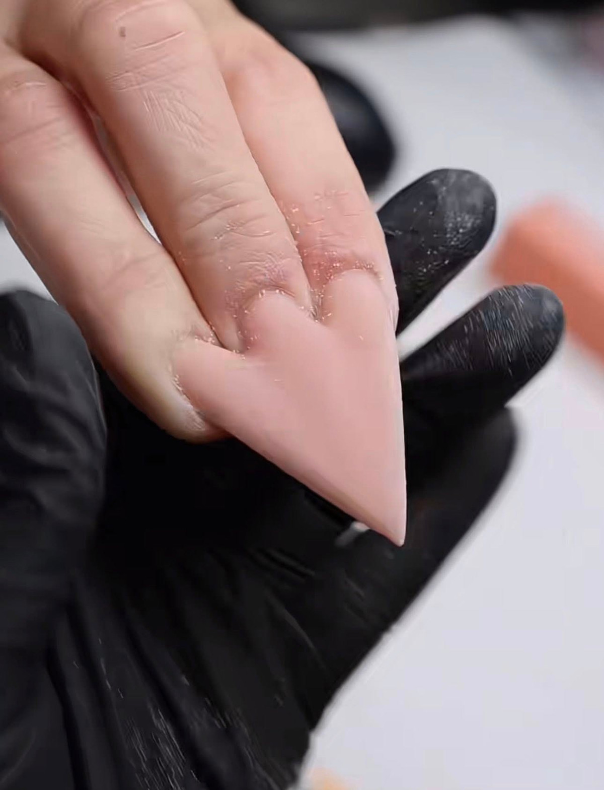 Điểm khiến bộ nail này trở nên viral chính là cấu trúc "kiến trúc" có một không hai. Thay vì làm đẹp cho từng ngón riêng biệt, người thợ làm móng đã dùng kỹ thuật đắp bột để "nối" 3 chiếc móng lại với nhau, tạo nên một hình trái tim khổng lồ.