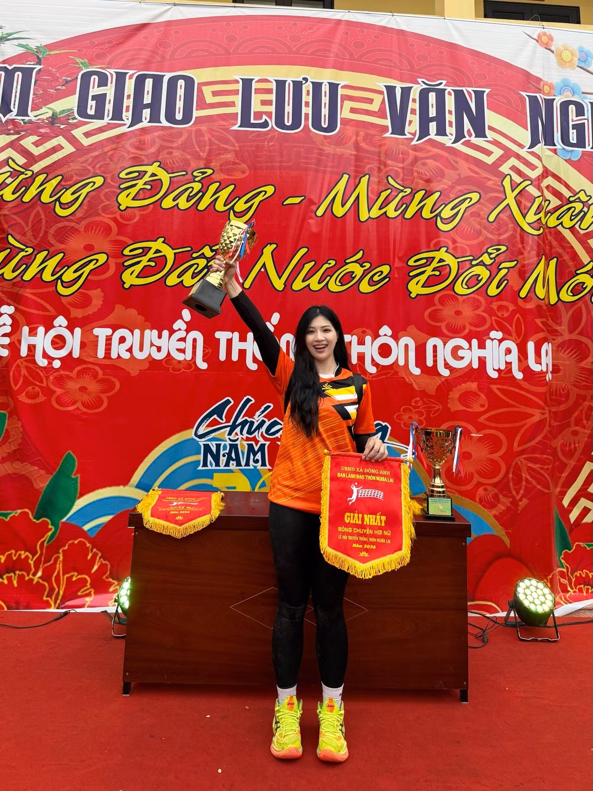 Trái ngược với vẻ gai góc trên sới vật, nhan sắc đời thường của Anh Thơ được người hâm mộ ví như các "hot girl" hay người mẫu ảnh. Với chiều cao 1m72, Anh Thơ sở hữu đôi chân dài miên man và vóc dáng cân đối. (Ảnh: FBNV)