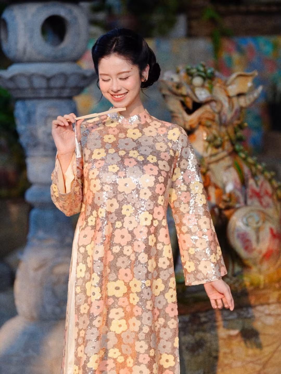 Trải qua những thăng trầm và có thời gian "ở ẩn" để chiêm nghiệm, Hàn Hằng trở lại đầy mạnh mẽ với một phiên bản trưởng thành và điềm đạm hơn. Hiện tại, dù đã là "mẹ bỉm sữa", Hàn Hằng vẫn duy trì sức hút ổn định nhờ tư duy thời trang hiện đại. Thay vì phong cách gợi cảm, táo bạo trước đây, cô chuyển hướng sang hình ảnh tinh tế, thanh lịch nhưng không kém phần quyến rũ. (Ảnh: IGNV)