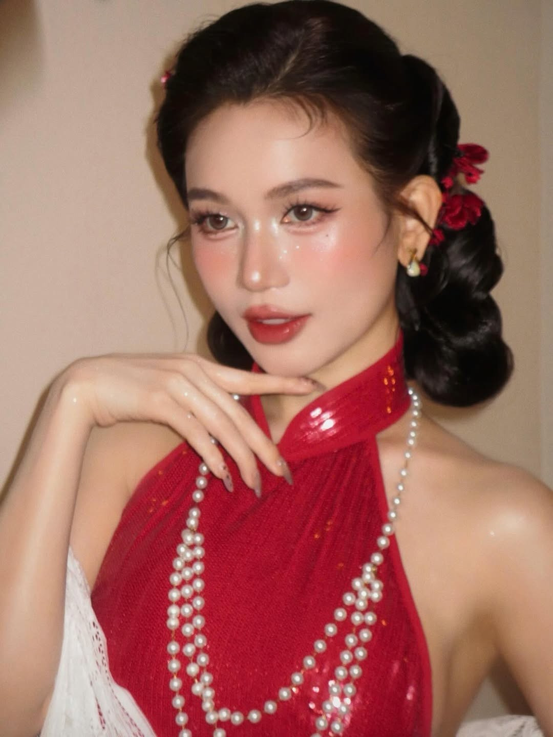 Mới đây, nữ ca sĩ Sĩ Thanh đã khiến người hâm mộ 'đứng ngồi không yên' khi đăng tải loạt ảnh mới trên trang cá nhân. Với dòng trạng thái đầy ẩn ý: "Cậu 3, Cậu thấy em vậy là có đẹp chưa?", Sĩ Thanh đã thành công hóa thân thành một "mợ hai" đỏng đảnh nhưng không kém phần sắc sảo, thu hút mọi ánh nhìn. (Ảnh: IGNV)