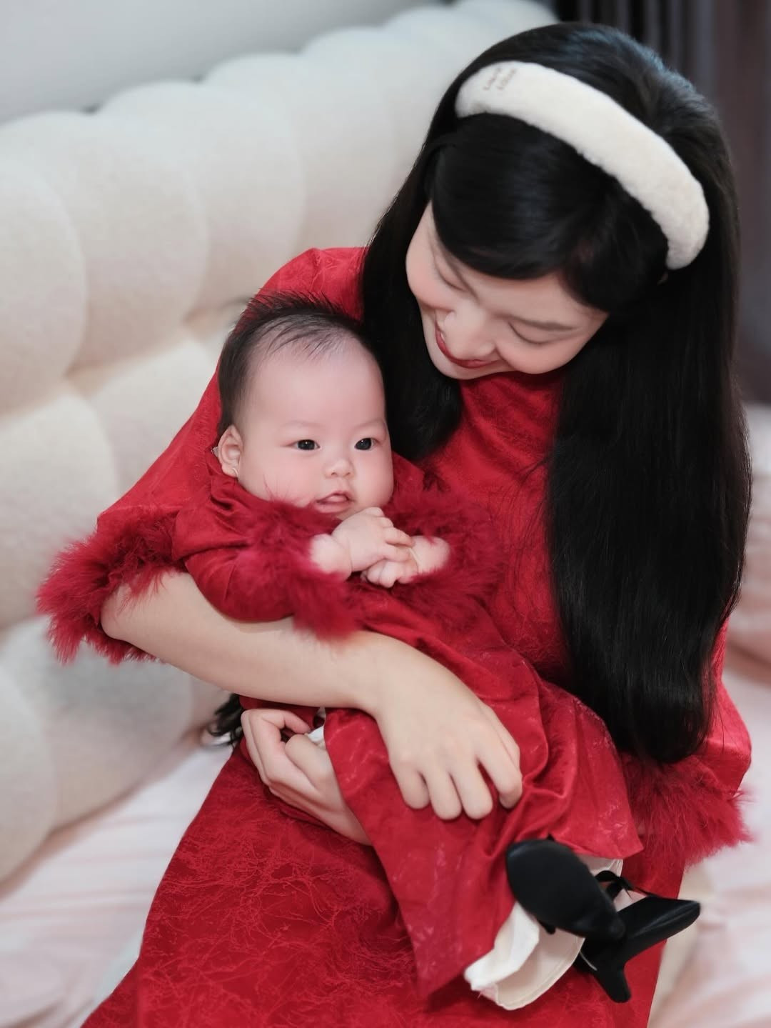 Qua cách bế và dỗ dành em bé, Thanh Tâm nhận được nhiều lời khen ngợi vì sự dịu dàng, khéo léo. (Ảnh: IGNV)