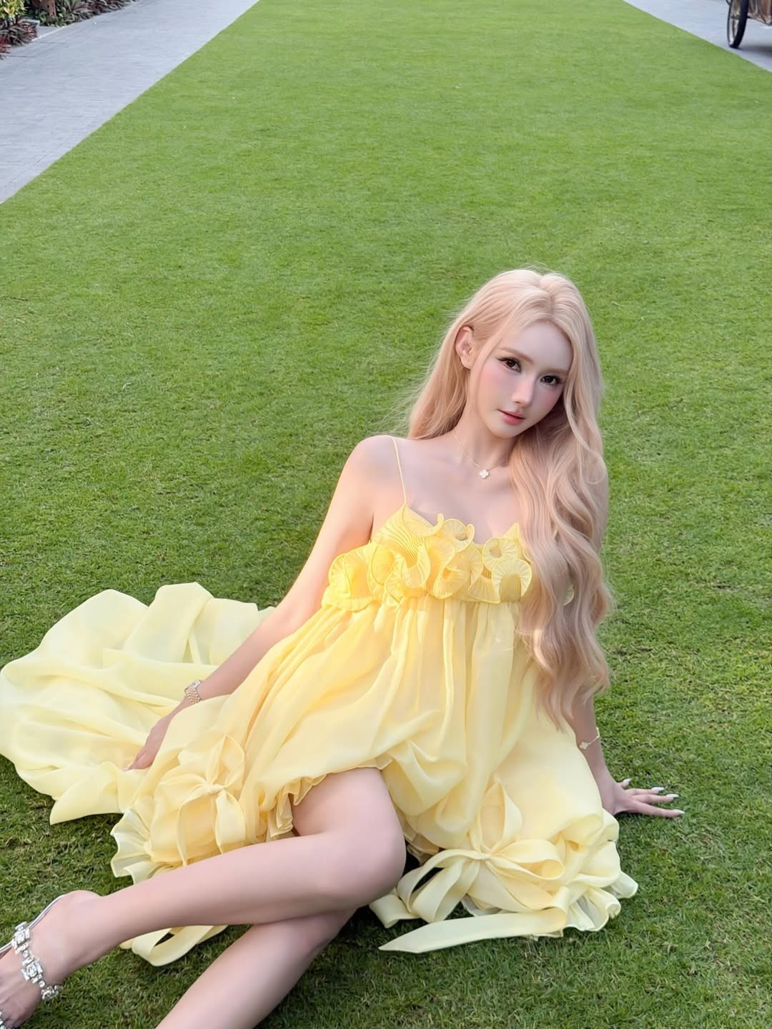 Trong bộ ảnh mới, Jenny Yến lựa chọn diện chiếc váy mang tông màu vàng bơ cực kỳ tôn da. Điểm nhấn ấn tượng nhất chính là phần ngực được thiết kế xếp tầng 3D trông như những cánh hoa đang nở rộ. (Ảnh: IGNV)