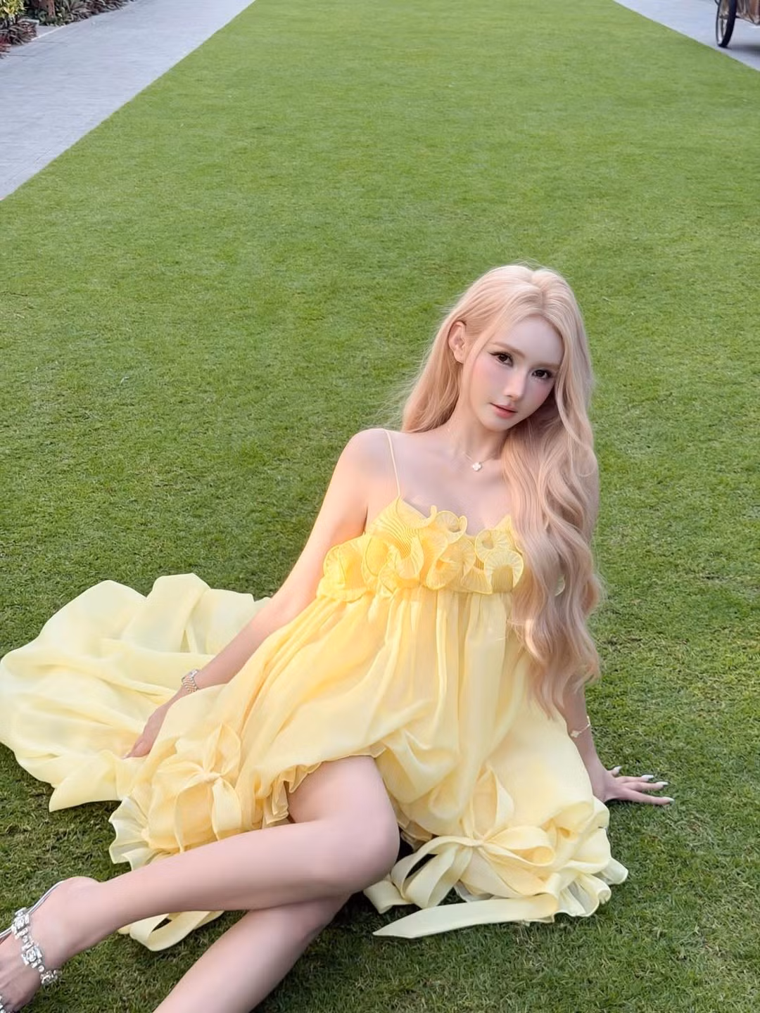 Trong bộ ảnh mới, Jenny Yến lựa chọn diện chiếc váy mang tông màu vàng bơ cực kỳ tôn da. Điểm nhấn ấn tượng nhất chính là phần ngực được thiết kế xếp tầng 3D trông như những cánh hoa đang nở rộ. (Ảnh: IGNV)