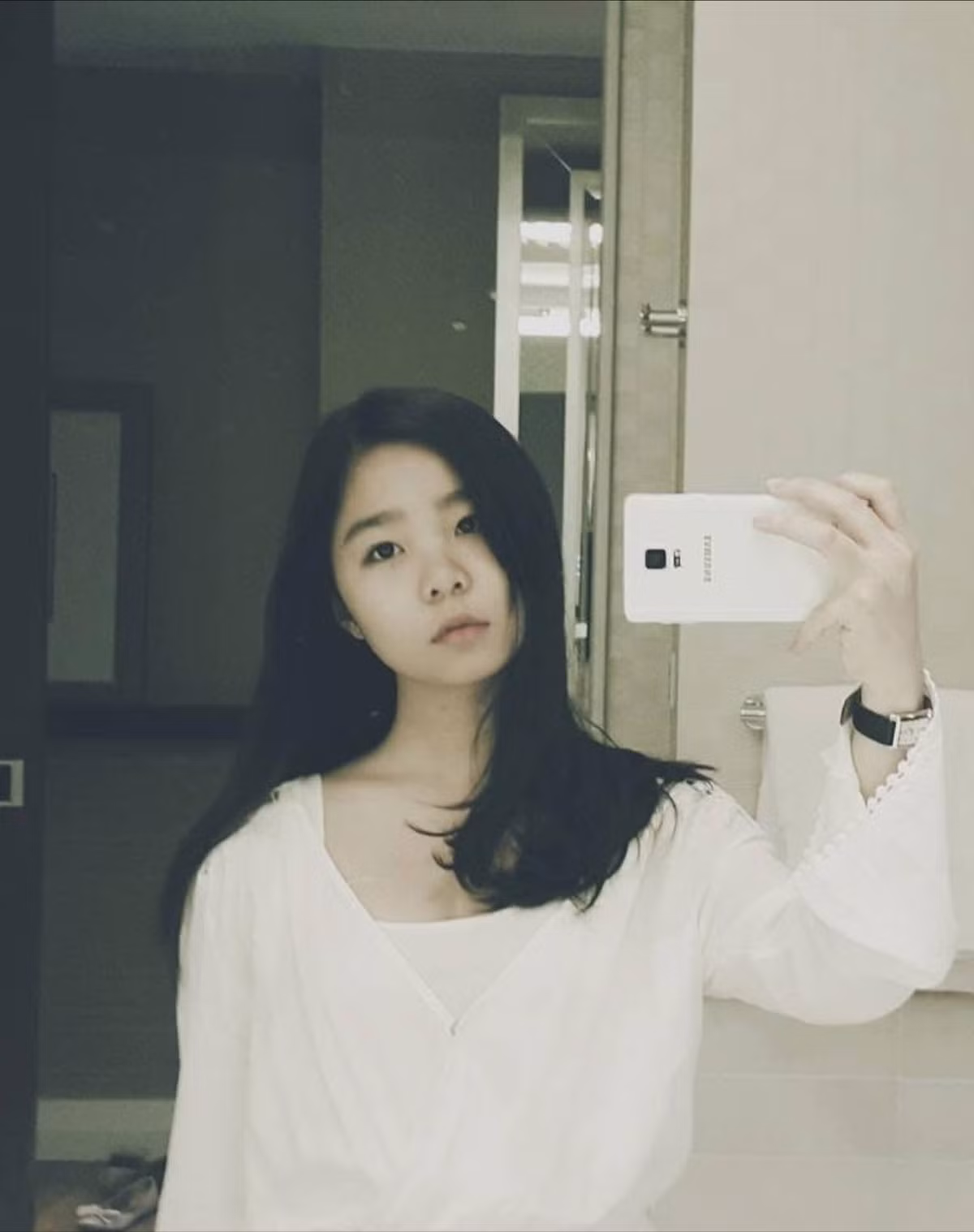 Tuy nhiên, hot girl sinh năm 2K1 bày tỏ sự bức xúc khi cô liên tục bị một bộ phận cư dân mạng "tấn công" và gán mác: "Nhưng mà mãi cứ bị tấn công bằng 'đổi đời vì đập mặt xây lại', 'Vịt hóa thiên nga'..."(Ảnh: FBNV)