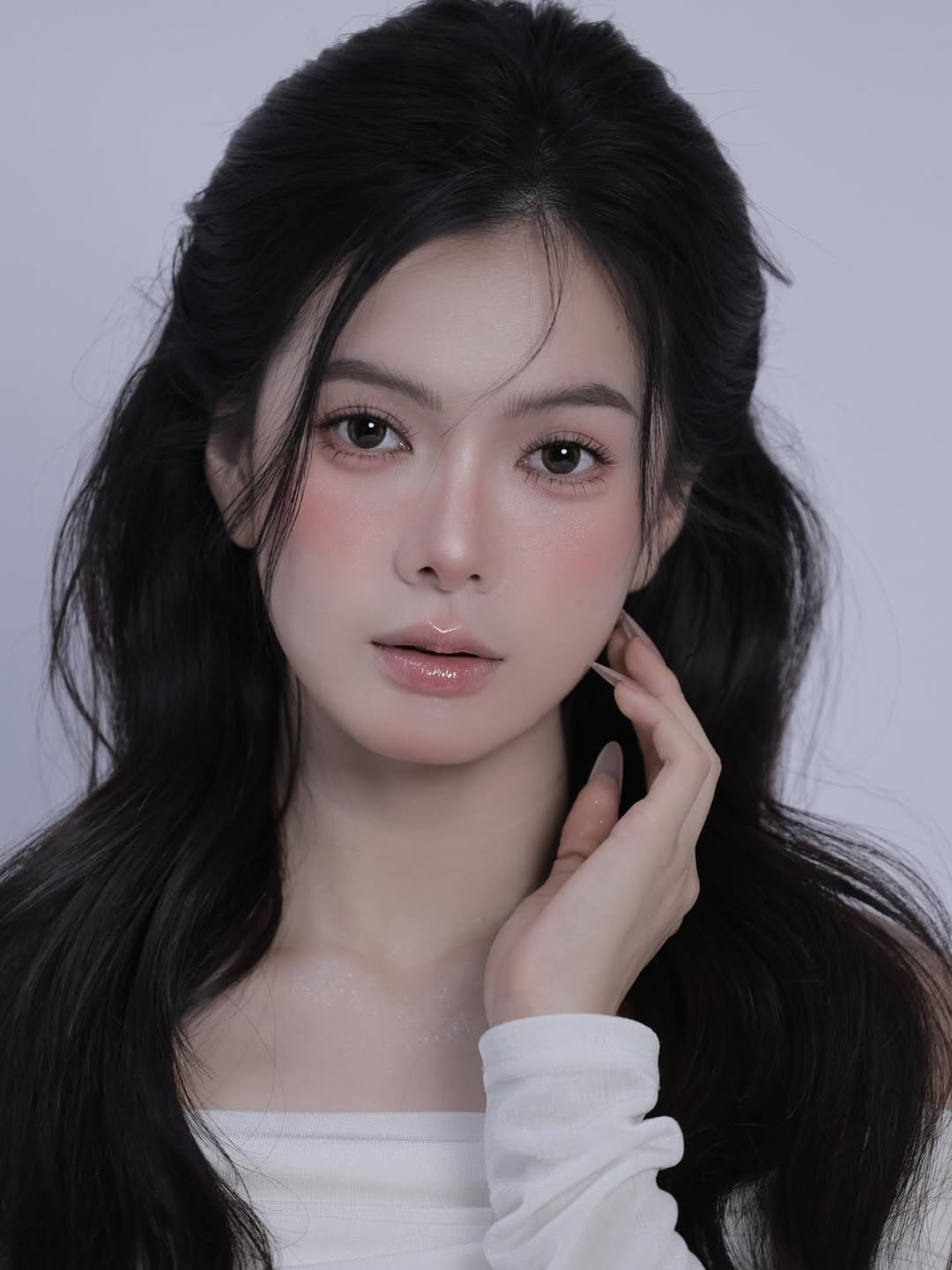 Điểm thu hút nhất chính là đôi mắt to tròn, long lanh với hàng mi dài cong vút. Cách nhấn nhá makeup theo tông khói hồng giúp đôi mắt cô nàng có chiều sâu, vừa mang nét ngây thơ của một nàng thơ, vừa có sự sắc sảo của một người mẫu chuyên nghiệp. (Ảnh: IGNV)