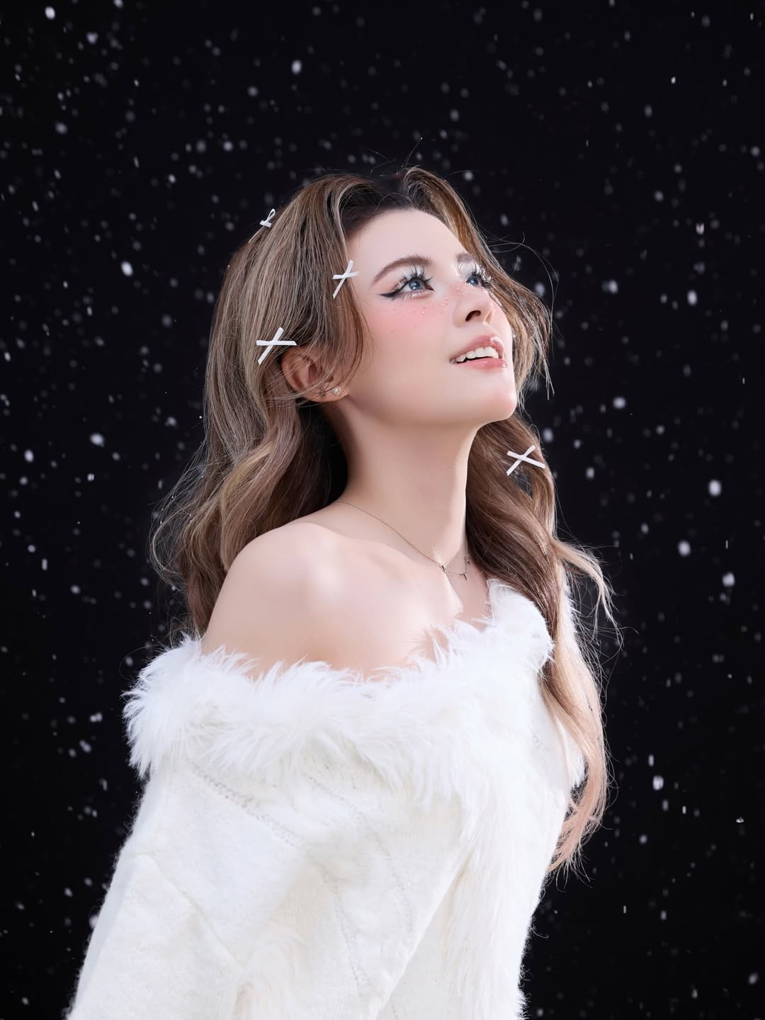 Cô nàng diện chiếc áo len dệt kim dáng trễ vai, được điểm xuyết bằng lớp lông xù mềm mại, ấm áp. Tổng thể trang phục tôn lên nét quyến rũ tự nhiên nhưng vẫn giữ được sự tinh khiết, ngọt ngào. (Ảnh: IGNV)