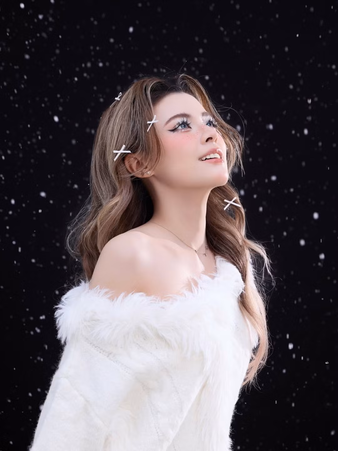 Cô nàng diện chiếc áo len dệt kim dáng trễ vai, được điểm xuyết bằng lớp lông xù mềm mại, ấm áp. Tổng thể trang phục tôn lên nét quyến rũ tự nhiên nhưng vẫn giữ được sự tinh khiết, ngọt ngào. (Ảnh: IGNV)