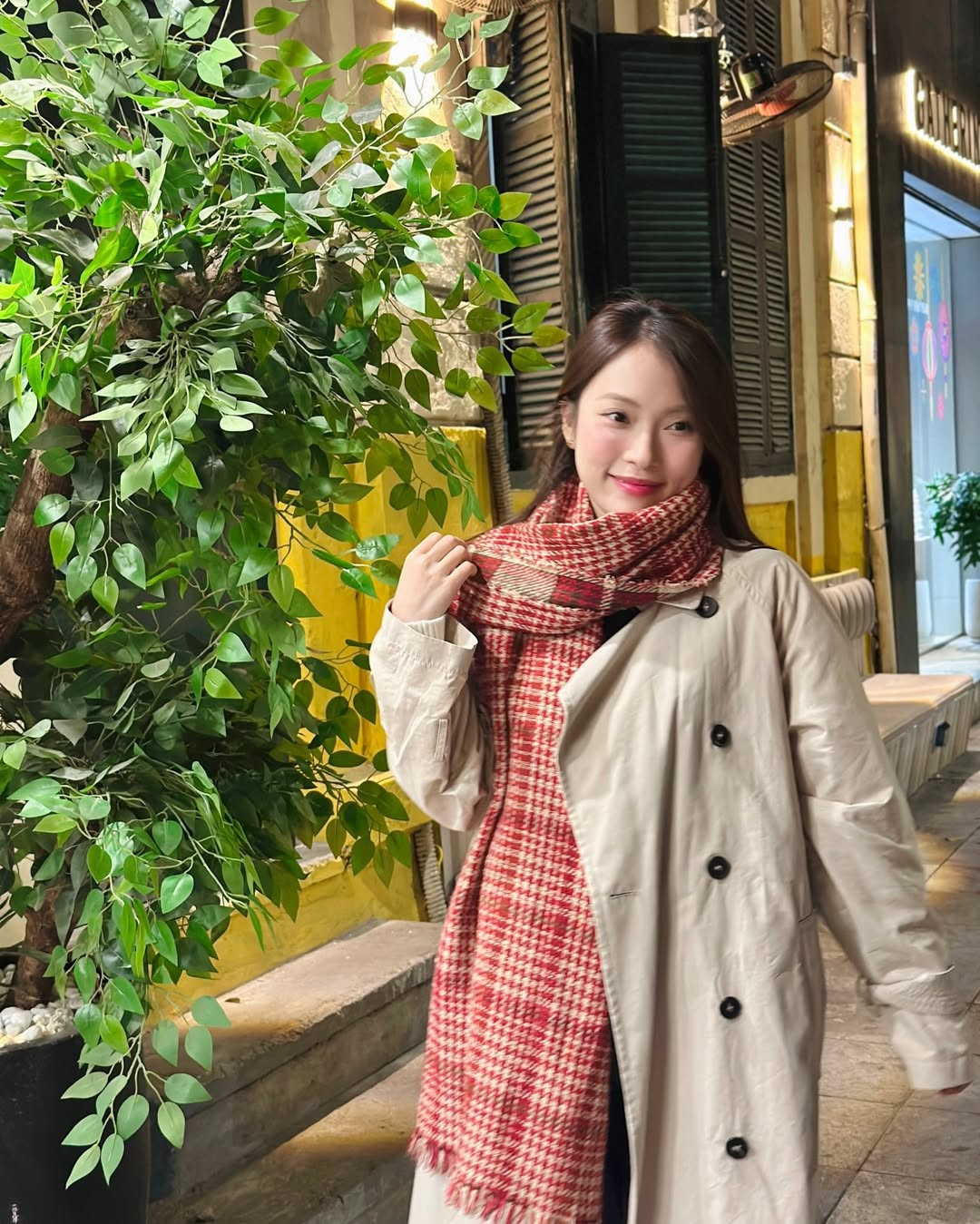 Nhiều người hâm mộ đã để lại bình luận khen ngợi: "Mãi iu chị Vy", "Tình đầu hã trời", "Xinh quá, để tôi ôm cô". (Ảnh: IGNV)