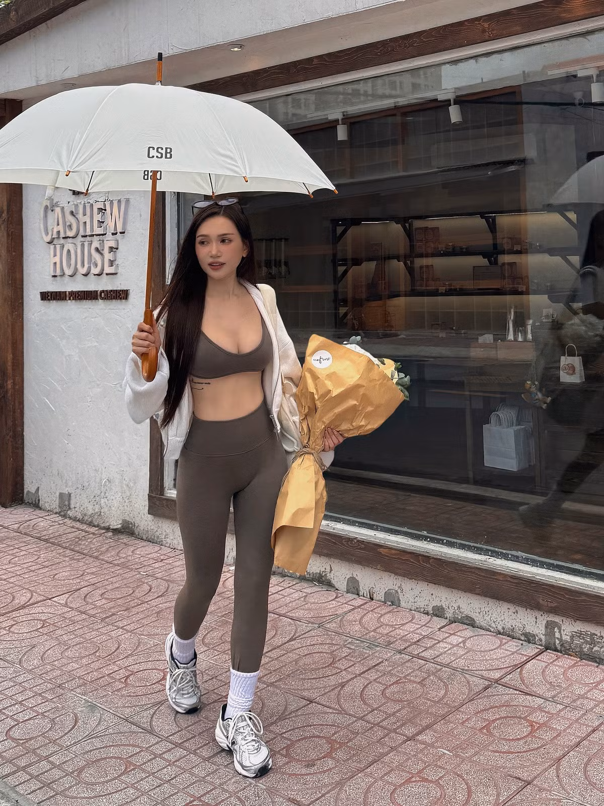 Dù diện đầm dạ hội lộng lẫy hay chỉ đơn giản là set đồ tập, Sĩ Thanh vẫn luôn biết cách để bản thân tỏa sáng và thu hút mọi ánh nhìn.