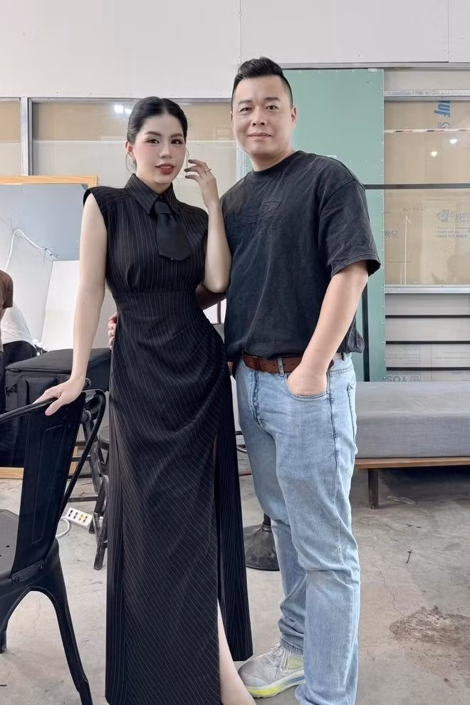 Dù không hoạt động trong showbiz Việt nhưng Tôn Bằng (SN 1981) vẫn được cộng đồng mạng biết đến khi là chồng cũ người ngoại quốc của Hằng Du Mục. Cả hai “đường ai nấy đi” không mấy êm đẹp khi thường xuyên xảy ra tranh cãi, đấu tố về vấn đề tài sản, con chung - con riêng.