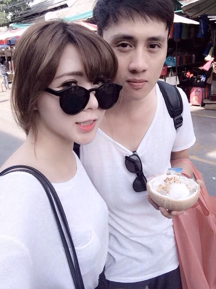 Nhân chuyến du lịch Thái Lan gần đây, Kiên Hoàng và Heo Mi Nhon đã cùng nhau check-in tại địa điểm đúng cách đây 11 năm trước trong chuyến du lịch đầu tiên của cả hai. Ở thời điểm đó, Heo Mi Nhon là một hot girl đình đám, còn Kiên Hoàng cũng là một chàng hot boy sở hữu vẻ ngoài điển trai.