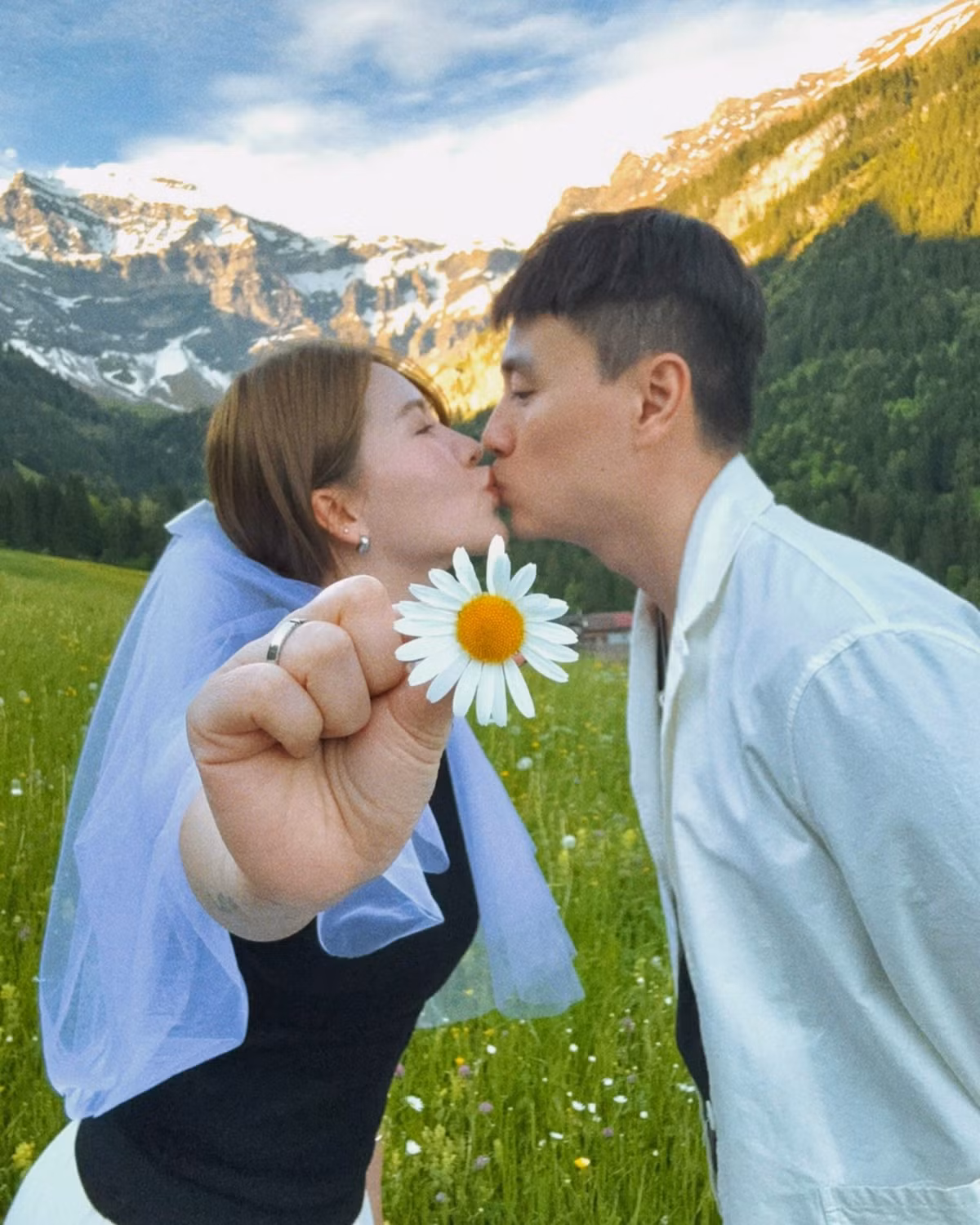 Bài đăng thu hút hơn 16.000 lượt yêu thích, cùng với những bình luận ngưỡng mộ, chúc phúc cho chuyện tình của cặp đôi: "Chị Heo càng ngày càng xinh luôn í", "huhu coi họ lâu lắm rồi, sau nay chỉ mong có một mái ấm tình yêu như thế này thôi".