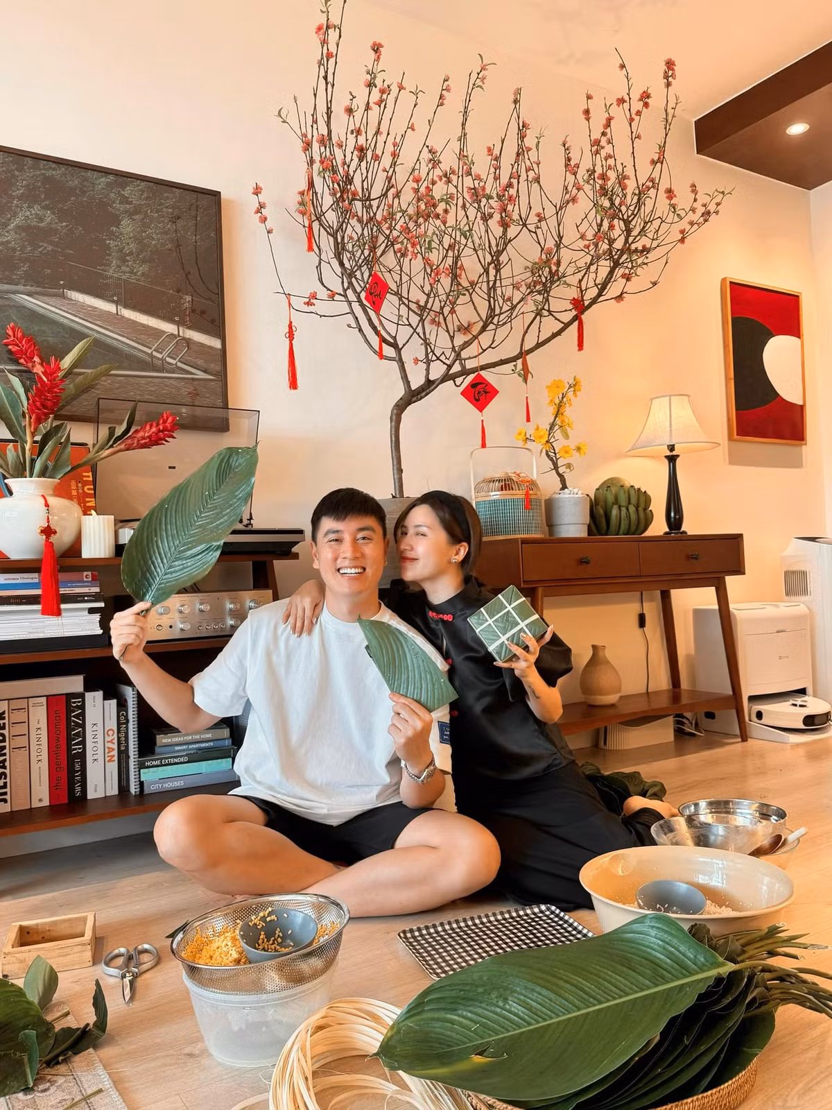 Tuy nhiên, Kiên Hoàng và Heo Mi Nhon cũng từng vướng vào ồn ào liên quan đến phát ngôn thiếu suy nghĩ. Sau khoảng thời gian gây tranh cãi, cặp đôi tập trung lại với công việc, làm nội dung.