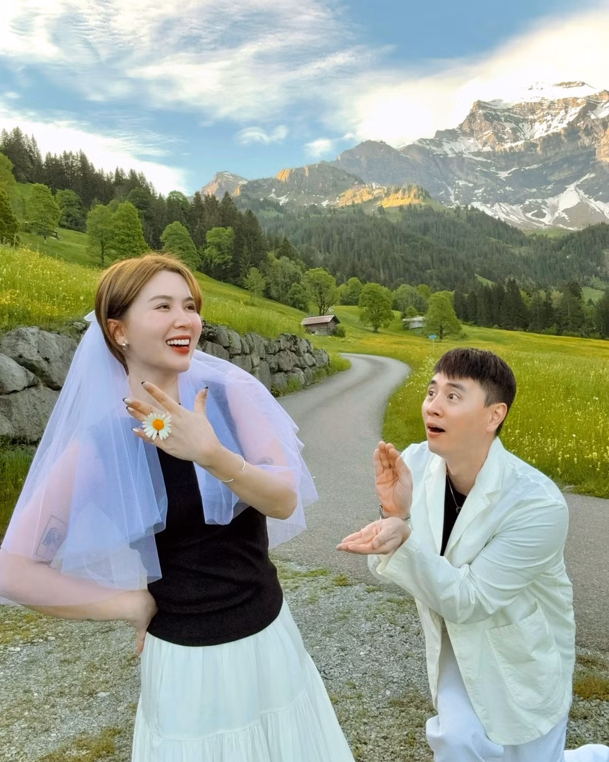 Kiên Hoàng và Heo Mi Nhon hiện là cặp vợ chồng trẻ sở hữu lượng fan khủng trên các nền tảng MXH phổ biến như Facebook, Instagram, YouTube... và được biết đến với tên gọi "Gia đình Cam Cam".