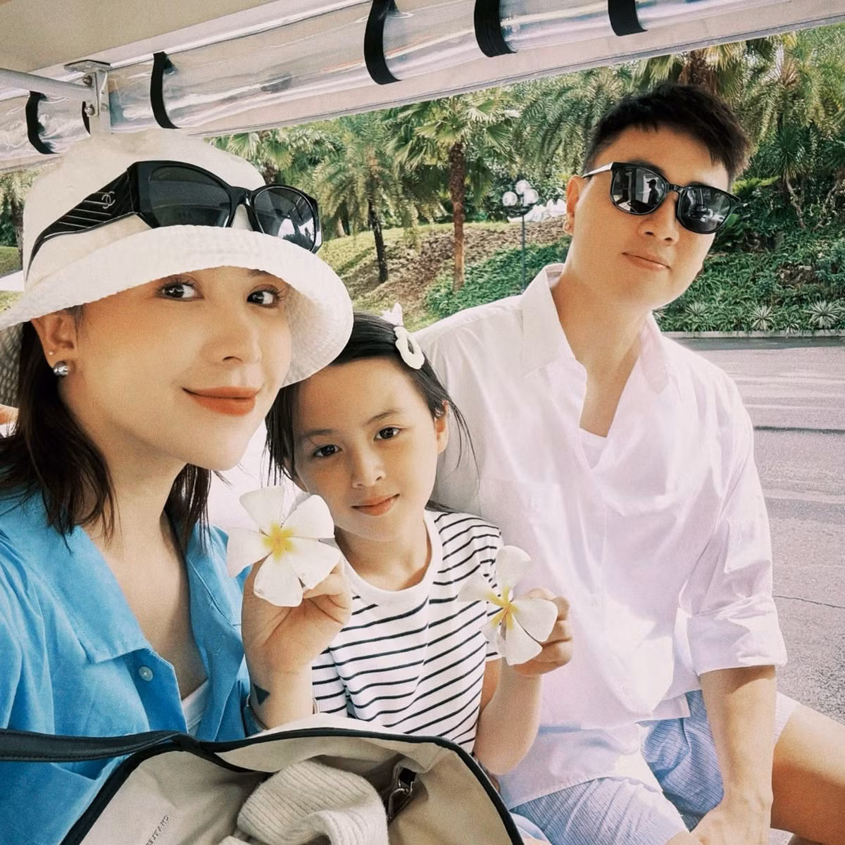 Những hình ảnh về gia đình Cam Cam liên tục gây ấn tượng bởi các khoảnh khắc đáng yêu, chân thật đậm hơi thở cuộc sống trong các clip review du lịch, ăn uống, mua sắm...