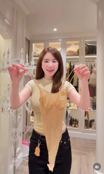 Điều đáng nói là khi chưa diện lên người, bộ đồ trông vô cùng nhỏ nhắn, tưởng chừng như chỉ dành cho... búp bê. (Ảnh: IGNV)