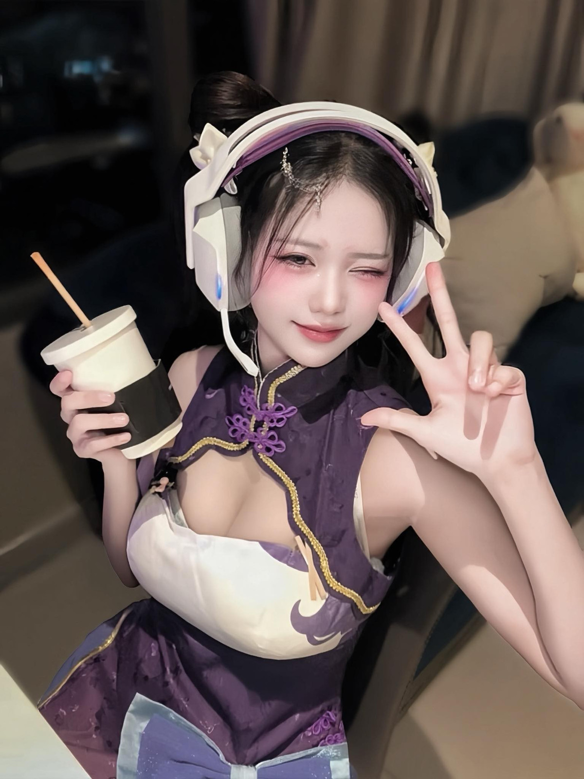 Không chỉ vậy, cô nàng còn tinh nghịch buông lời "thách thức" đến fan nam của mình: "Tôi thách các bạn nam làm được luôn đấy".