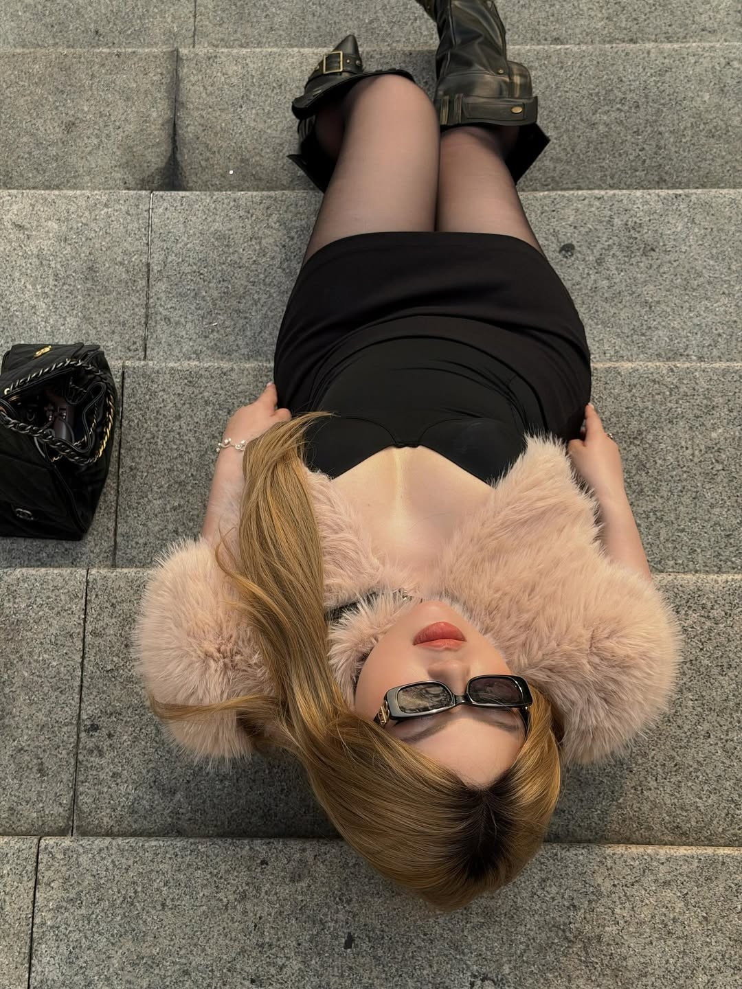 Thông thường, những cô nàng có vóc dáng "mũm mĩm" thường được khuyên nên trung thành với trang phục tối màu, form dáng suông. Tuy nhiên, Cố Hữu Vi đã làm ngược lại hoàn toàn. Cô tự tin diện chiếc váy đen ôm sát siêu ngắn, khoe trọn đường cong thắt eo và hông quả táo. (Ảnh: IGNV)