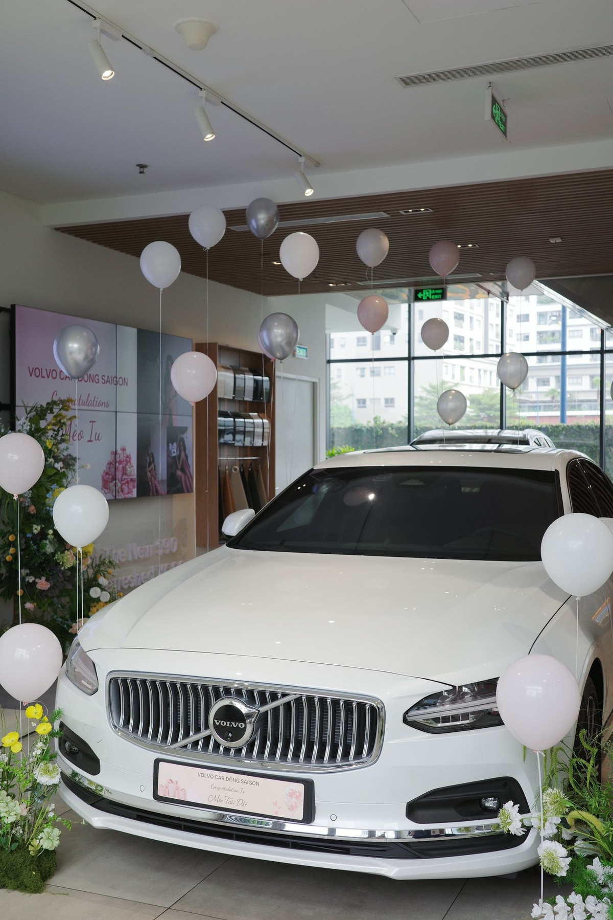 Chiếc xe mà Mèo Trái Đất lựa chọn là mẫu Volvo S90 Ultra – dòng sedan cao cấp nhất của hãng xe Thụy Điển tại thị trường Việt Nam. Lựa chọn tông màu trắng thanh lịch, chiếc xe không chỉ tôn lên vẻ ngoài sang trọng, nữ tính mà còn cực kỳ ăn nhập với phong cách thời trang tinh tế của cô nàng. (Ảnh: FBNV)