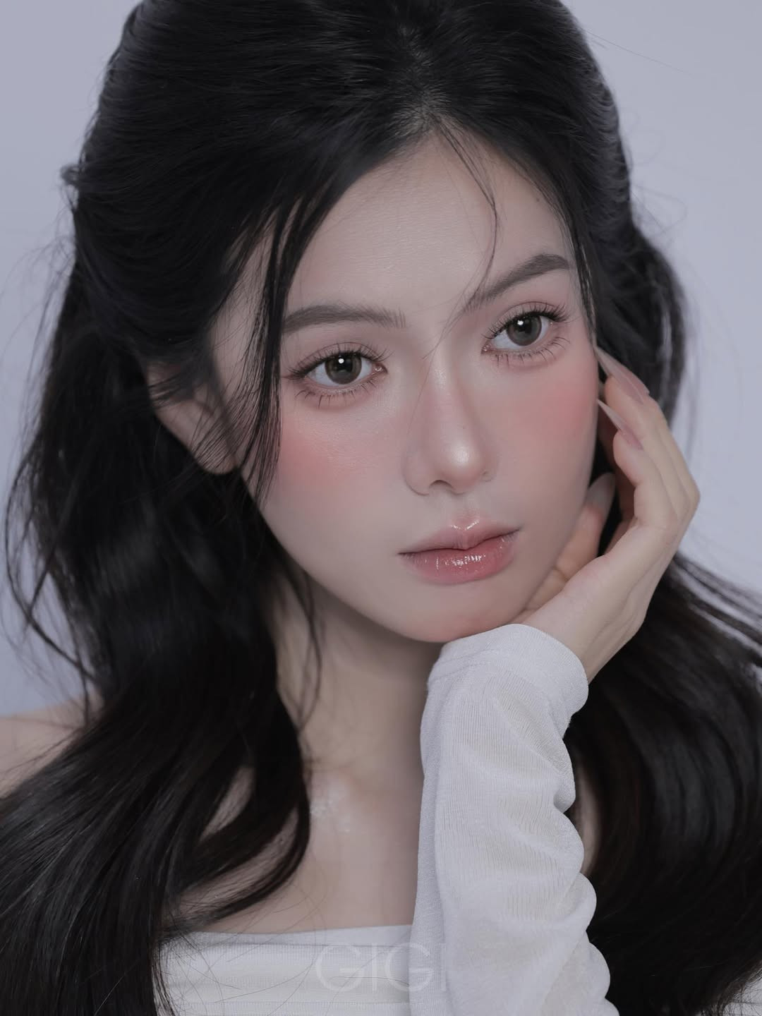 Thế nhưng, đối với Đỗ Yên Đan, những góc chụp "sát sườn" này lại trở thành vũ khí sắc bén giúp cô khẳng định danh xưng "búp bê sống" của thế hệ gen Z. Loạt ảnh mới nhất của Đỗ Yên Đan một lần nữa chứng minh đẳng cấp nhan sắc không tì vết. Dưới ánh sáng studio soi rọi từng chi tiết, cô nàng vẫn khiến người xem phải ngẩn ngơ. (Ảnh: IGNV)