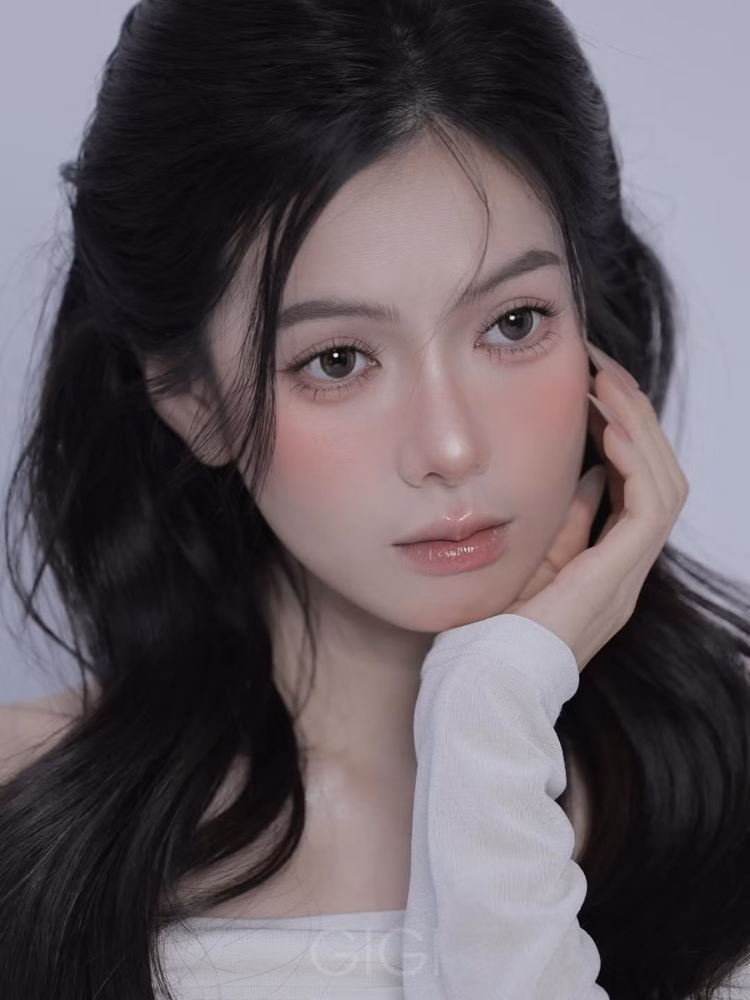 Thế nhưng, đối với Đỗ Yên Đan, những góc chụp "sát sườn" này lại trở thành vũ khí sắc bén giúp cô khẳng định danh xưng "búp bê sống" của thế hệ gen Z. Loạt ảnh mới nhất của Đỗ Yên Đan một lần nữa chứng minh đẳng cấp nhan sắc không tì vết. Dưới ánh sáng studio soi rọi từng chi tiết, cô nàng vẫn khiến người xem phải ngẩn ngơ. (Ảnh: IGNV)