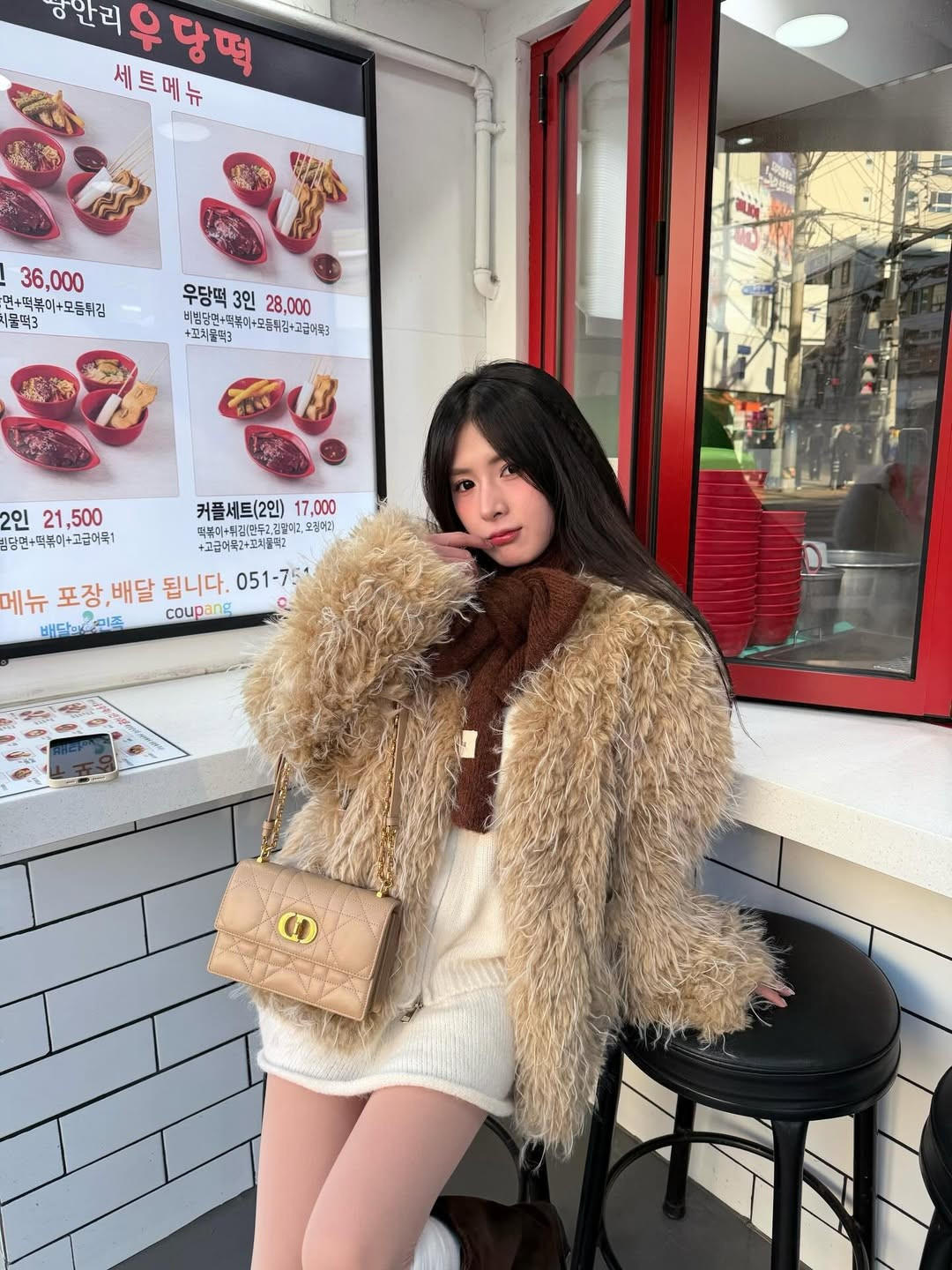 Bên cạnh nhan sắc, phong cách trang điểm nhẹ nhàng với tông môi đỏ hồng tự nhiên cũng giúp Quỳnh Alee trông trẻ trung và tràn đầy sức sống. (Ảnh: IGNV)