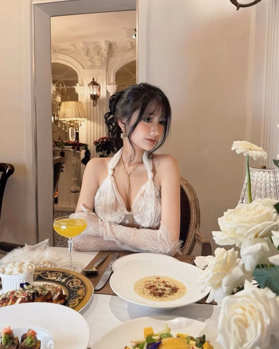 Chiếc váy có phom dáng cổ yếm, kết hợp với các chi tiết đường may và họa tiết ren nổi bật ở phần thân trên. (Ảnh: IGNV)