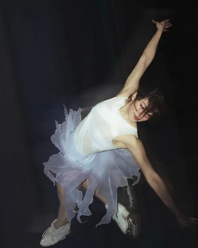 Lượng follow tăng gấp 26 lần, biến cô thành một trong những vận động viên trượt băng có sức ảnh hưởng lớn nhất trên mạng xã hội hiện nay. Con số này giúp Alysa vượt qua cả "công chúa tuyết" Eileen Gu (hiện có khoảng 4 triệu fan). (Ảnh: IG alysaxliu)