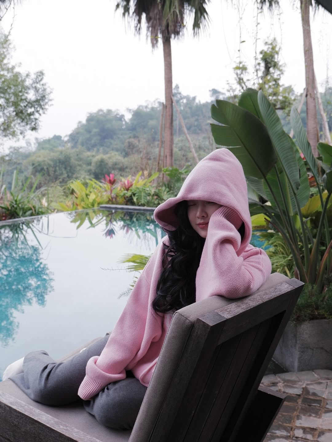 Không cần trang điểm cầu kỳ, làn da trắng sáng và những đường nét thanh tú trên gương mặt cô chính là điểm nhấn giúp bộ ảnh "ghi điểm" tuyệt đối. (Ảnh: IGNV)