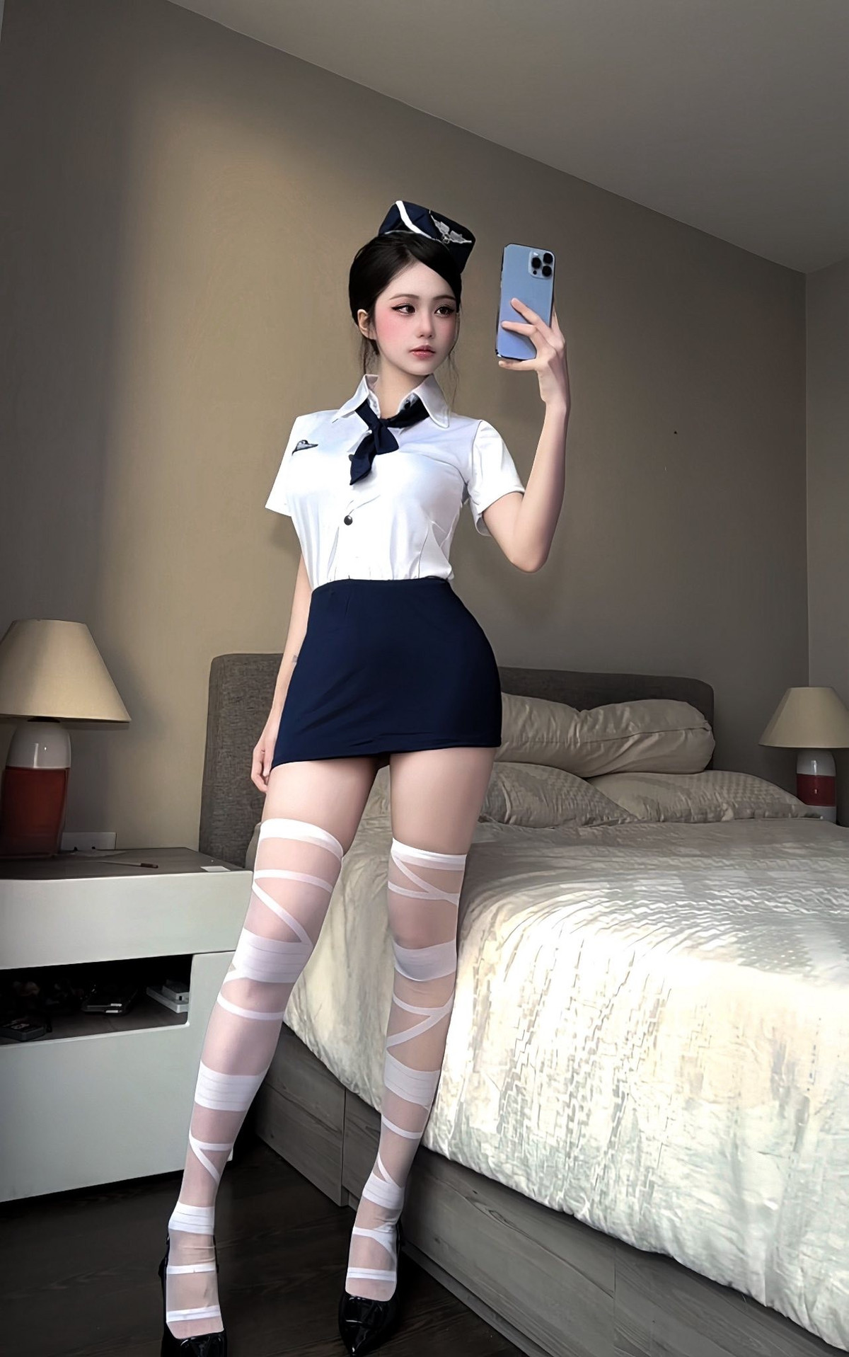 Mới đây, nữ coser này lại khiến cộng đồng mạng "dậy sóng" với màn hóa thân thành nữ tiếp viên hàng không đầy nóng bỏng và cuốn hút. (Ảnh: FBNV)